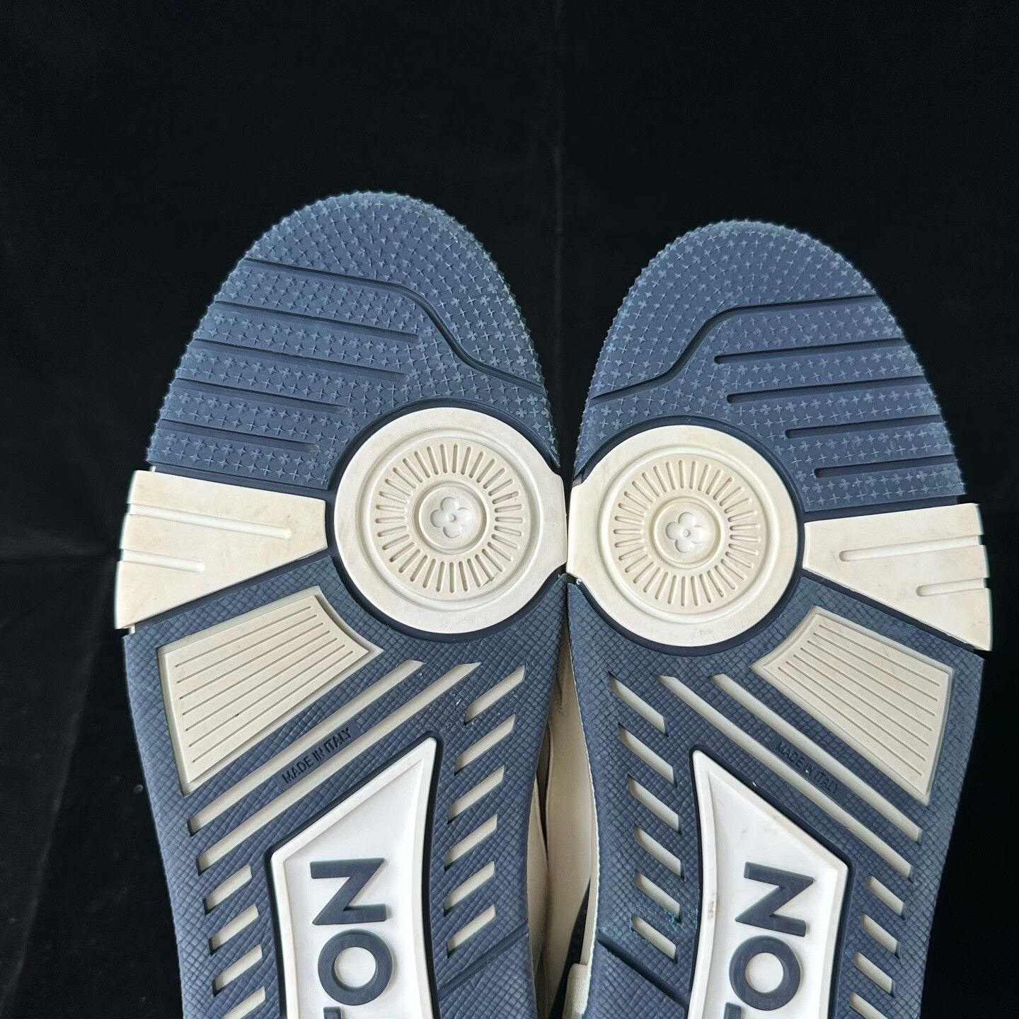 Louis Vuitton Louis Vuitton White Blue Sneakers Size US 9 / EU 42 - 8 Thumbnail