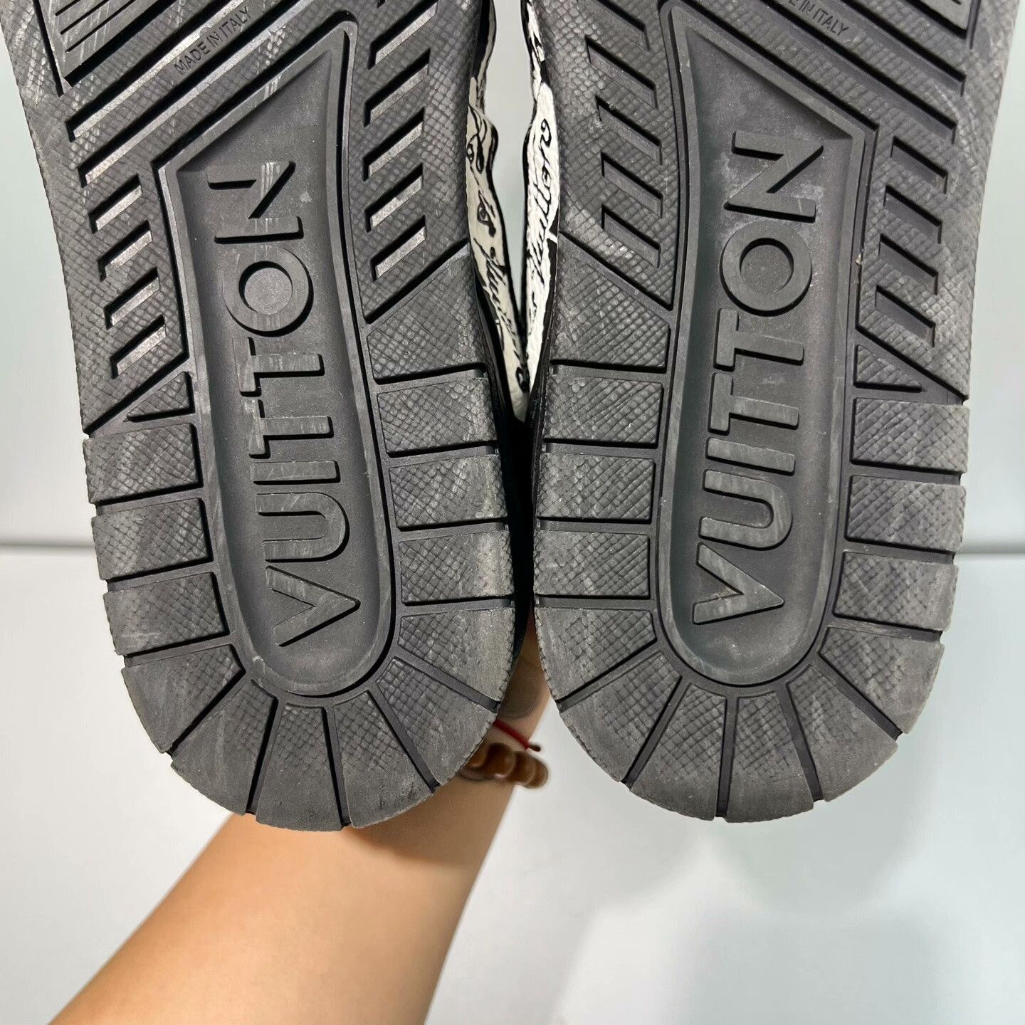 Louis Vuitton Louis Vuitton Trainer Black White Graffiti Sneakers Size US 9 / EU 42 - 5 Thumbnail