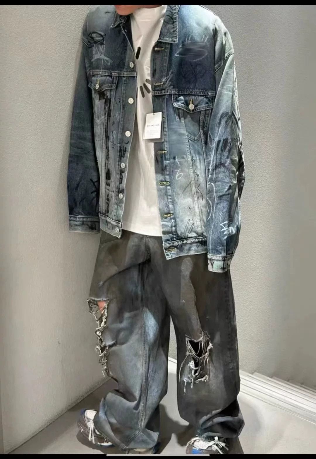 Balenciaga Balenciaga Graffiti Distressed Denim Jacket Size US S / EU 44-46 / 1 - 6 Thumbnail