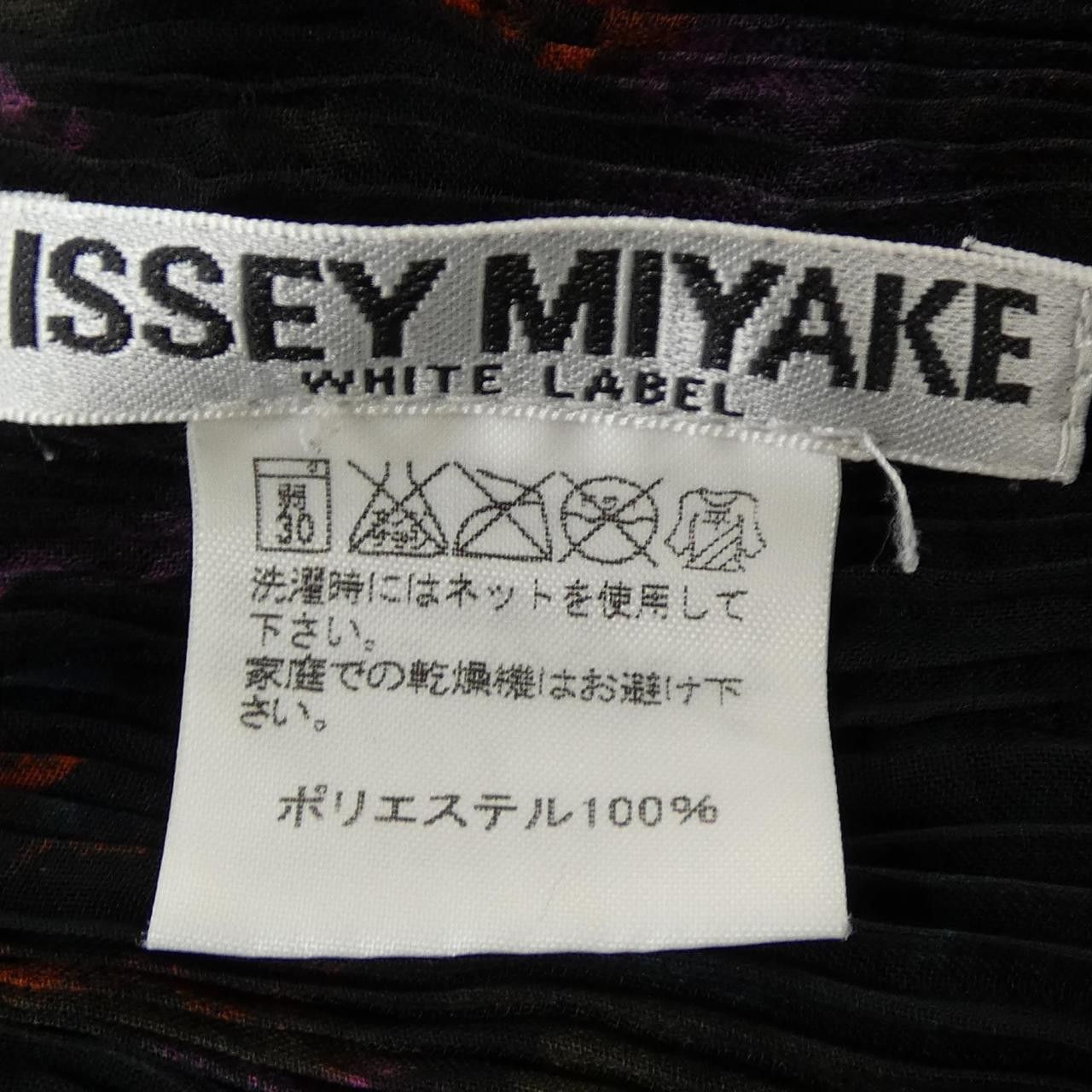 Issey Miyake Issey Miyake Issey Miyake IM34FJ214 Top Others Tops IM34FJ214 DUTY FREE for USA Size ONE SIZE - 3 Thumbnail