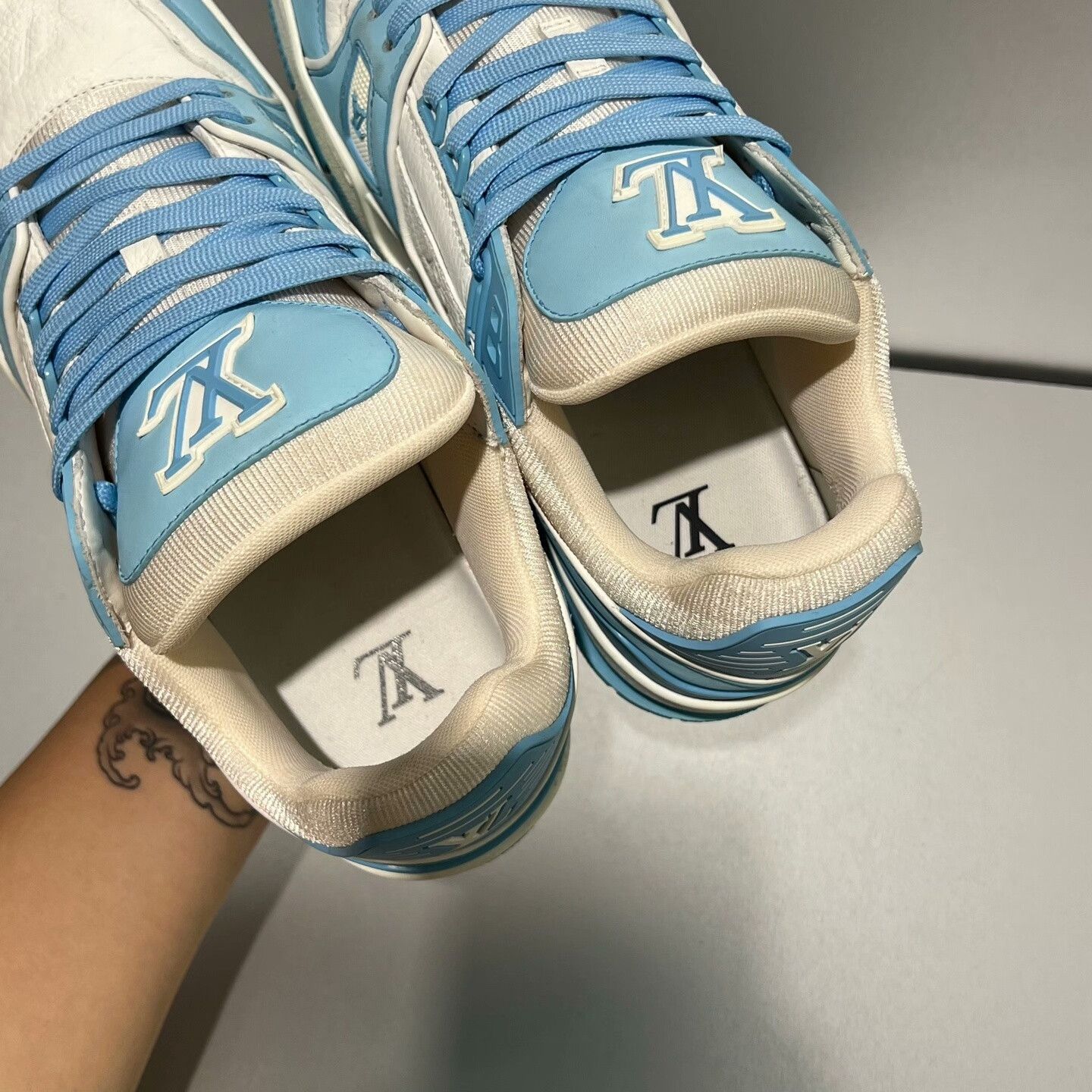 Louis Vuitton Louis Vuitton Trainer White Blue Sneakers Size US 8.5 / EU 41-42 - 8 Thumbnail