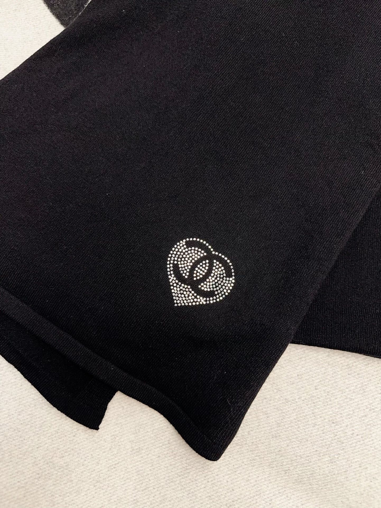 Chanel black cashmere scarf with diamond heart Size ONE SIZE - 3 Thumbnail
