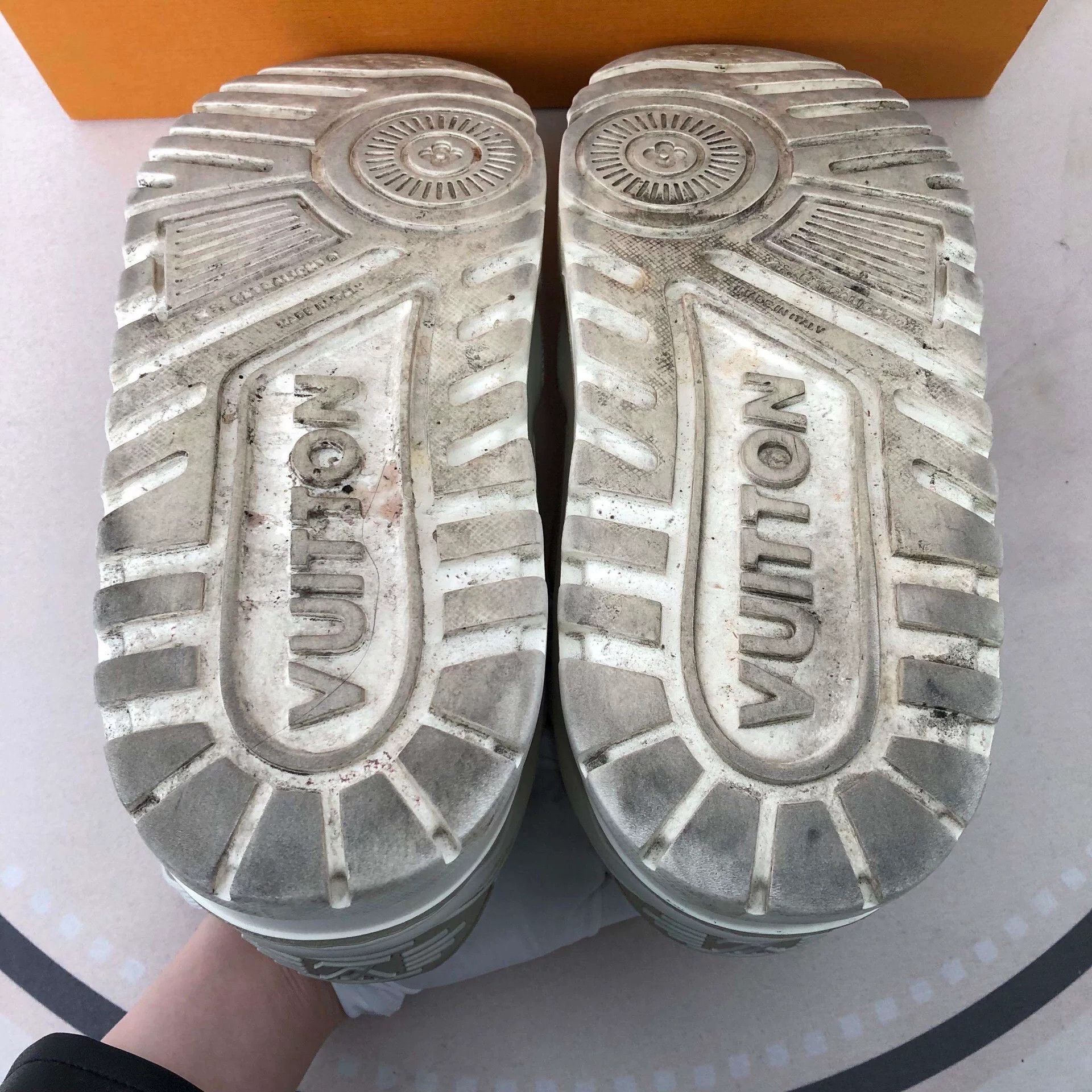 Louis Vuitton LV Ivory Low-Top Sneakers Size 8 Size US 8 / EU 41 - 4 Thumbnail