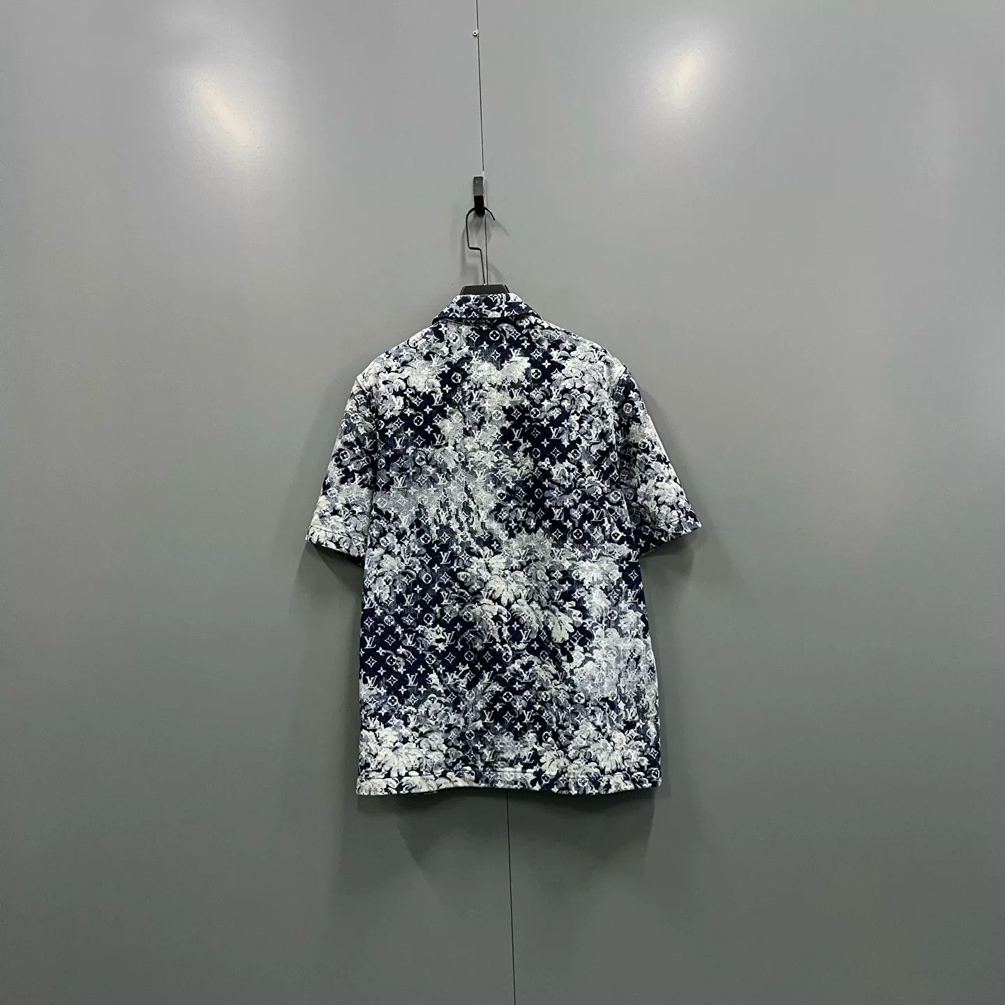 Louis Vuitton Louis Vuitton Tie-Dye Logo Short Sleeve Shirt Size US L / EU 52-54 / 3 - 2 Thumbnail