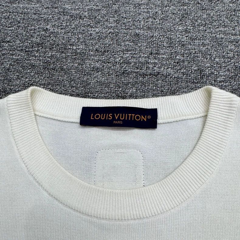 Louis Vuitton Louis Vuitton LV Leather Patch Knit Tee Size US L / EU 52-54 / 3 - 3 Thumbnail