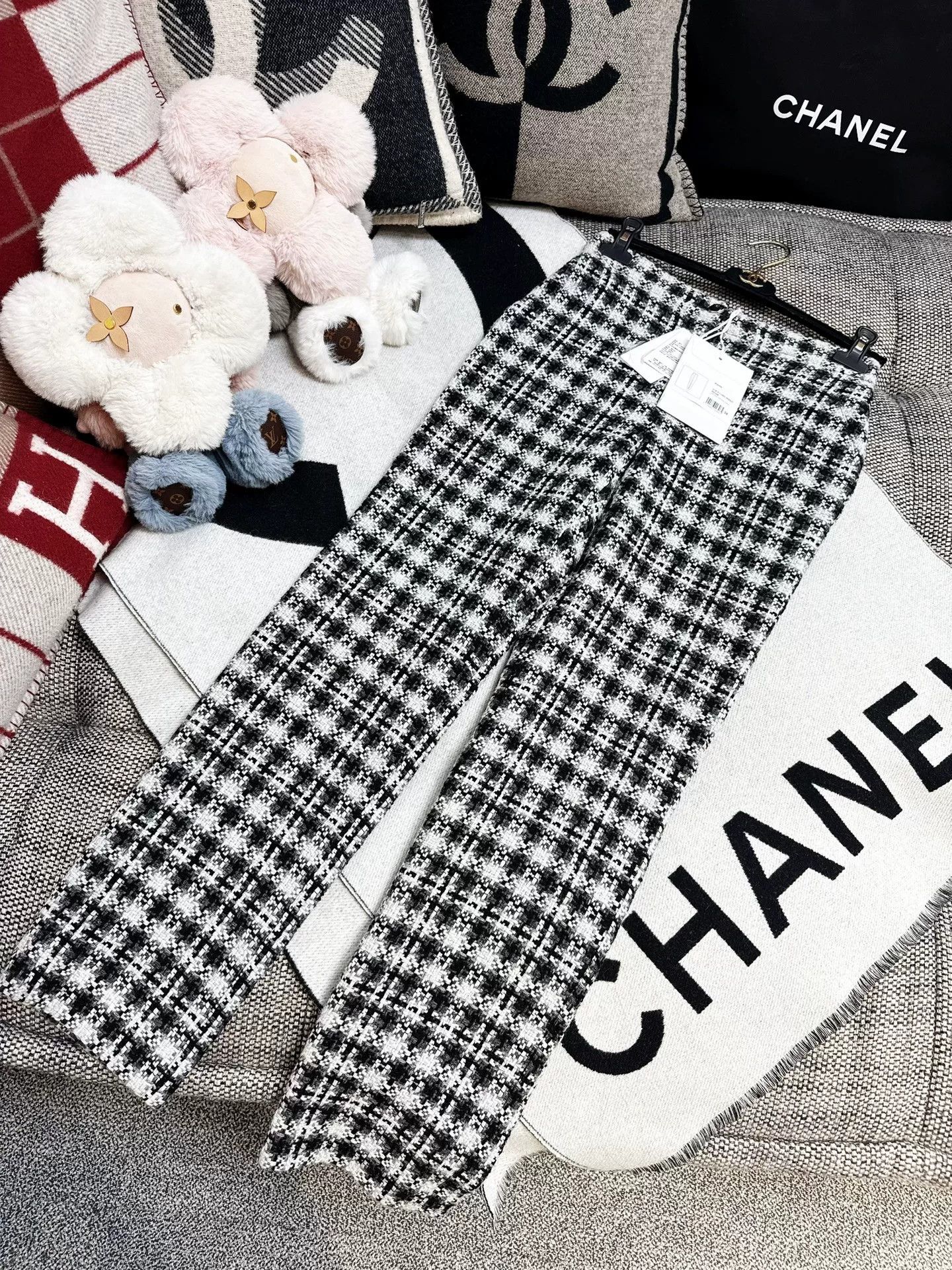 Chanel black and white houndstooth tweed pants Size US 34 / EU 50 - 7 Thumbnail