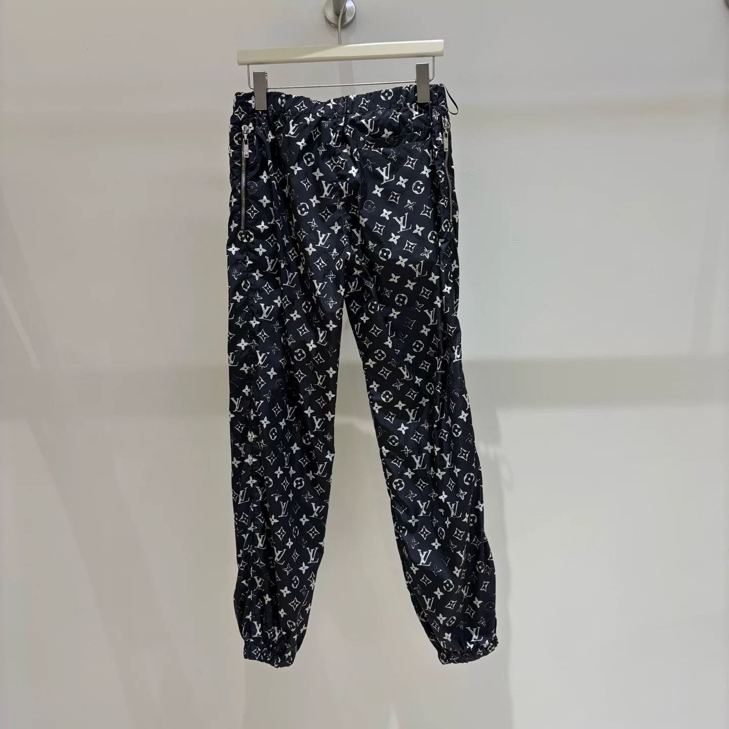 Louis Vuitton Louis Vuitton Black White Print Joggers Size US 36 / EU 52 - 2 Thumbnail