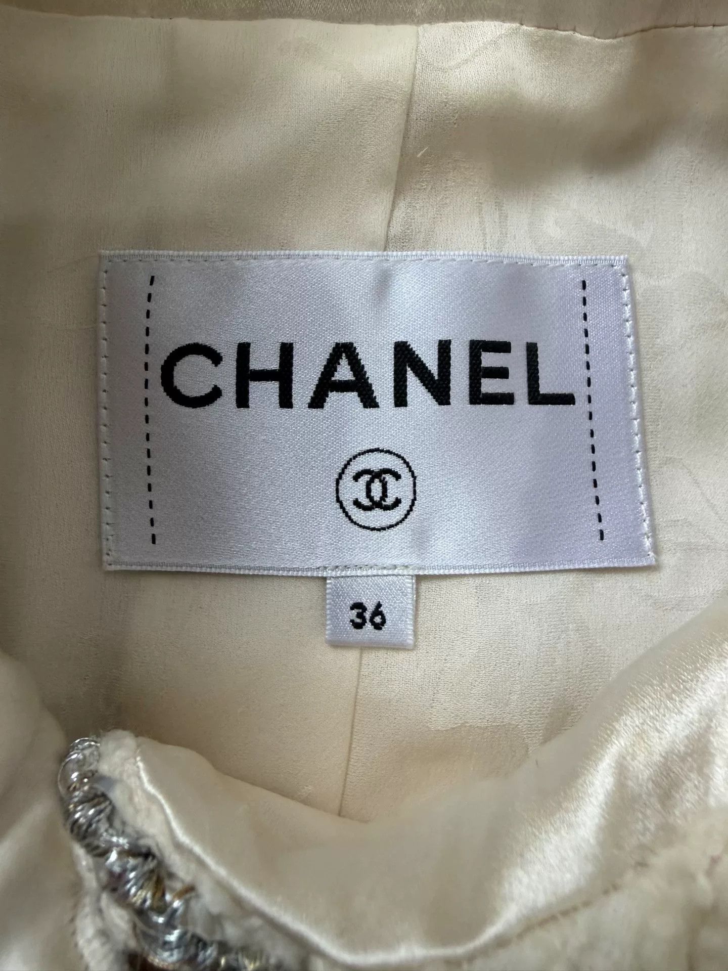 Chanel Chanel Beige Tweed Pearl Button Jacket Size US S / EU 44-46 / 1 - 4 Thumbnail