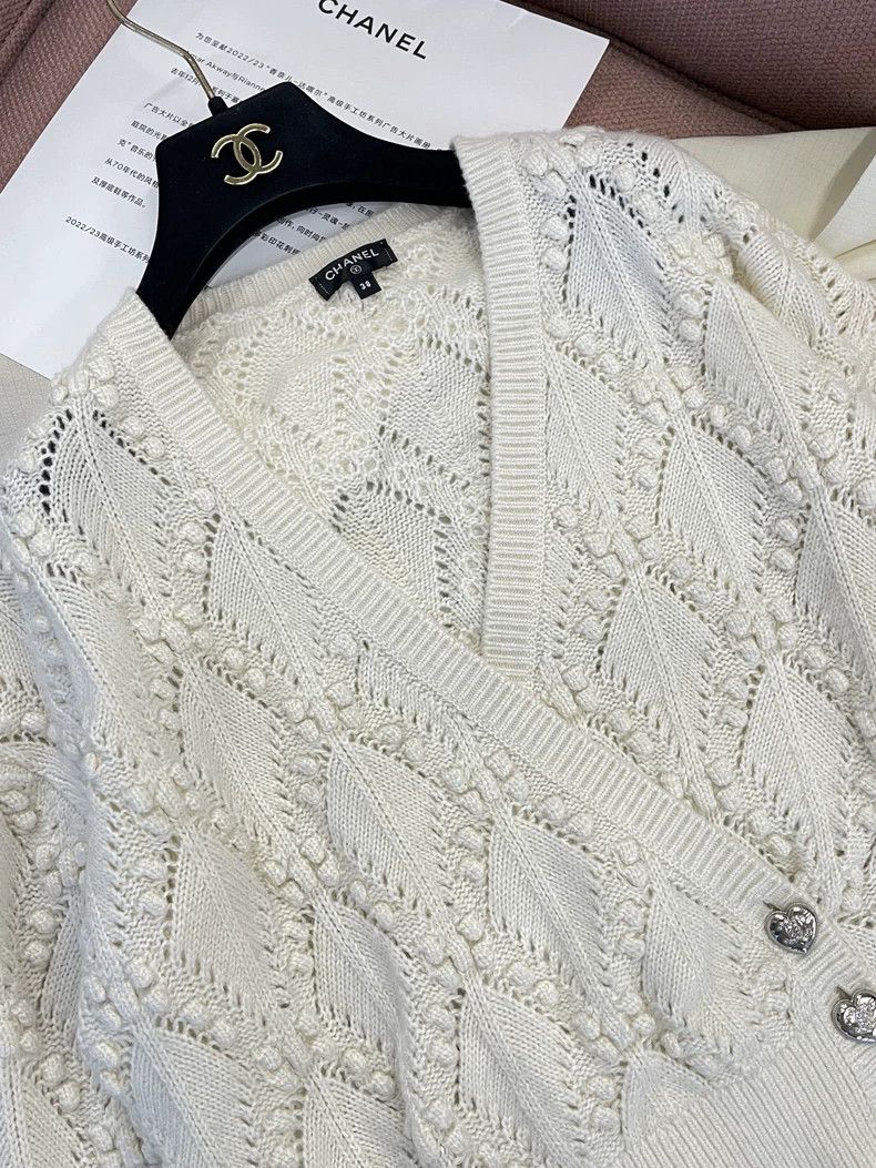 Chanel Chanel White Heart Button Knit Top Size US M / EU 48-50 / 2 - 2 Thumbnail