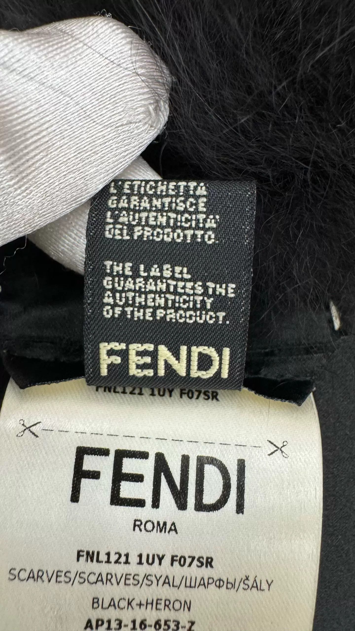Fendi Fendi Fox Fur Black White Scarf Size ONE SIZE - 4 Thumbnail