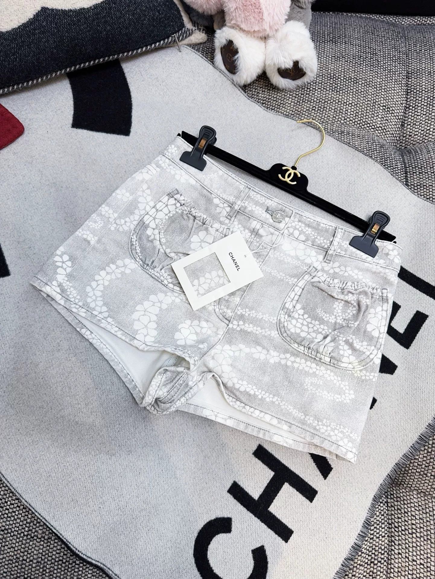 Chanel chanel cocobeach gray logo denim shorts Size US 36 / EU 52 - 8 Thumbnail