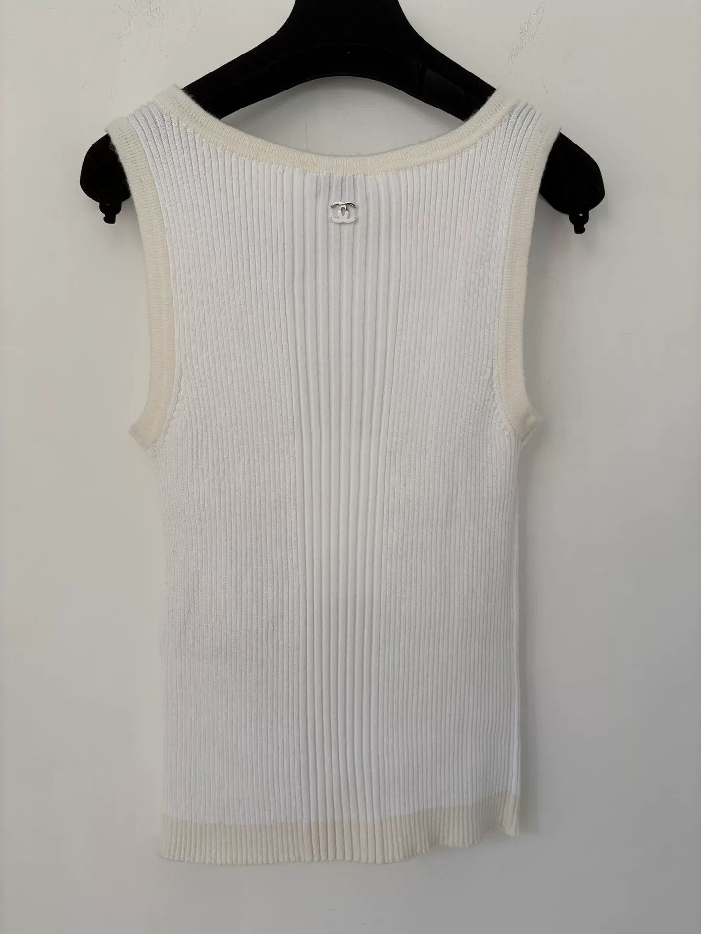 Chanel Chanel 25C White CC Cutout Knit Tank Size US XS / EU 42 / 0 - 2 Thumbnail