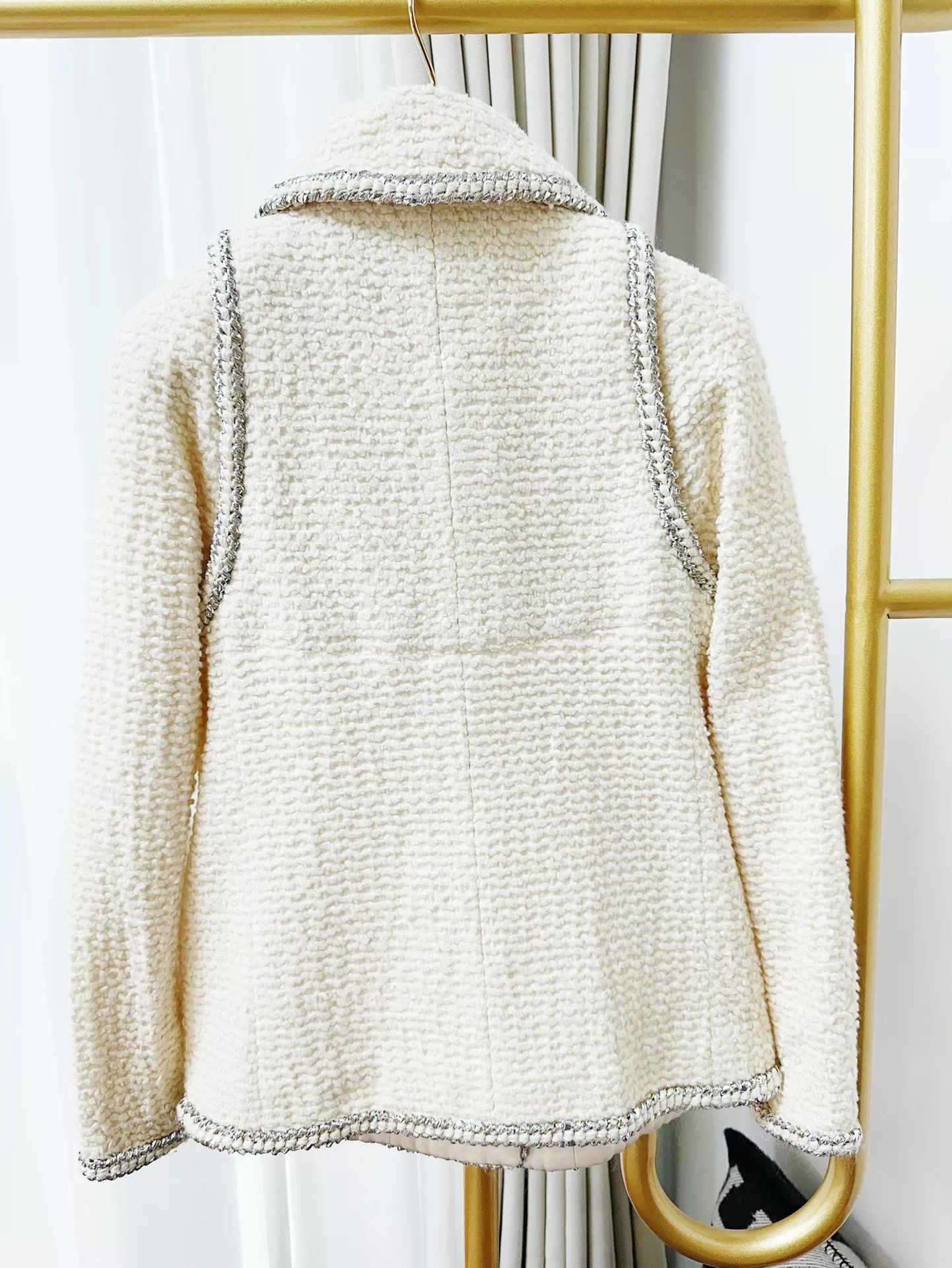 Chanel Chanel Beige Tweed Pearl Button Jacket Size US S / EU 44-46 / 1 - 3 Thumbnail
