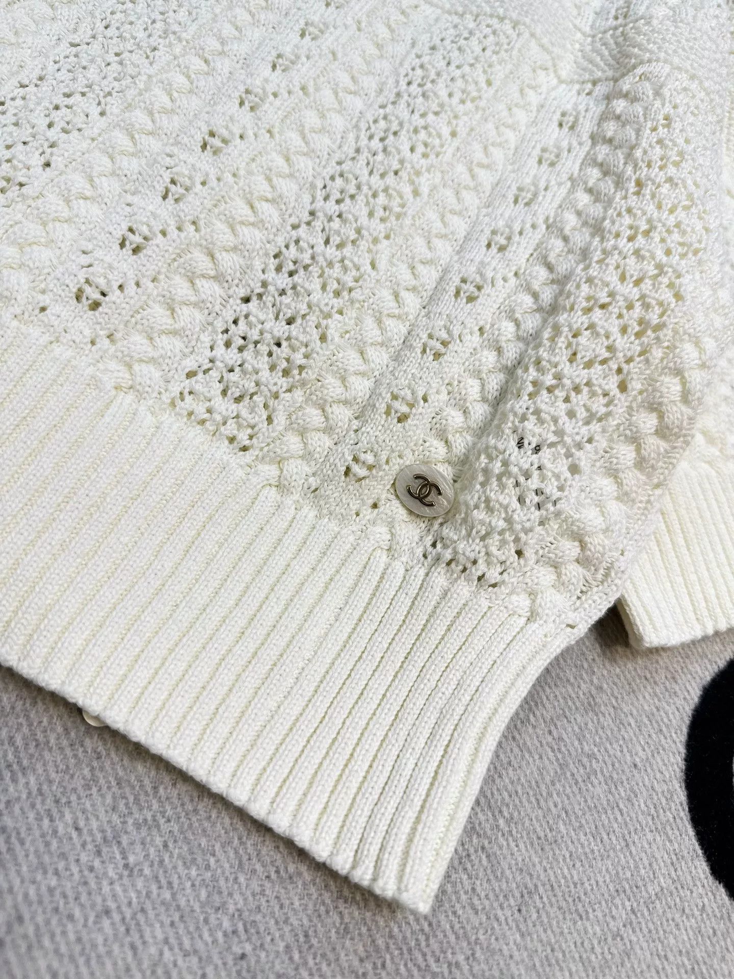 Chanel coco beach white knit top by chanel Size US M / EU 48-50 / 2 - 2 Thumbnail
