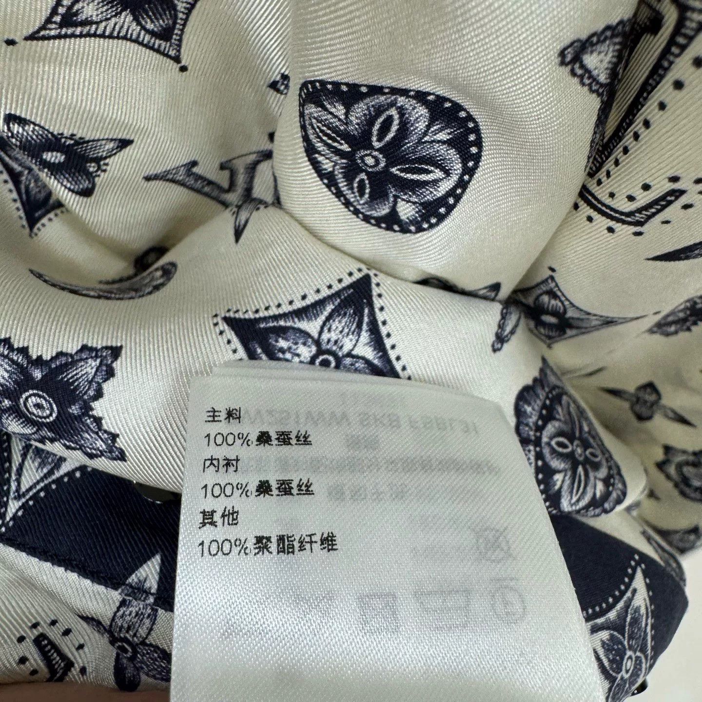 Louis Vuitton Louis Vuitton 25 White Blue Silk Shirt Size US XL / EU 56 / 4 - 6 Thumbnail