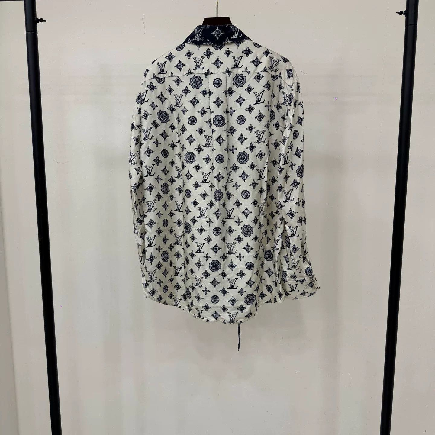 Louis Vuitton Louis Vuitton 25 White Blue Silk Shirt Size US XL / EU 56 / 4 - 2 Thumbnail