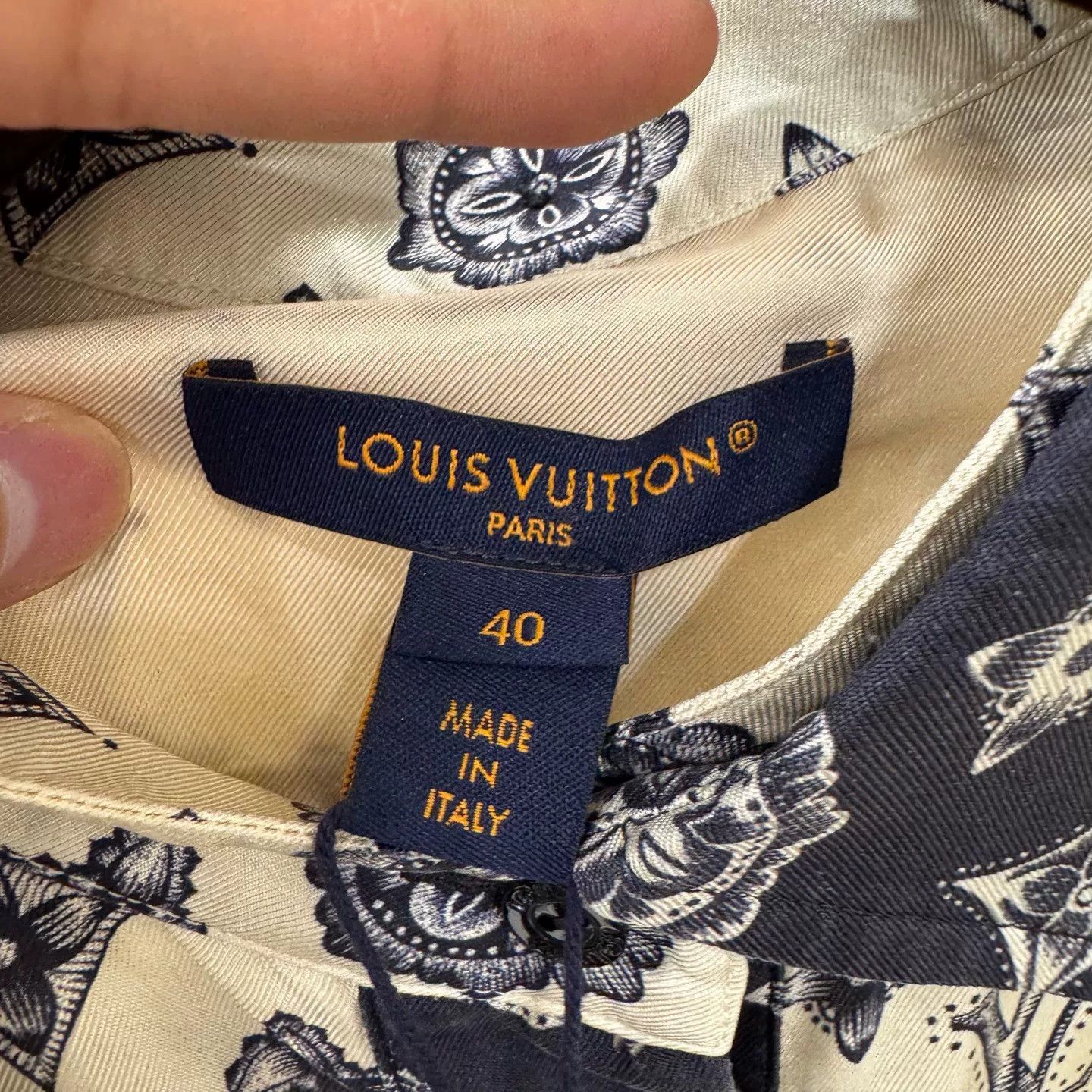 Louis Vuitton Louis Vuitton 25 White Blue Silk Shirt Size US XL / EU 56 / 4 - 3 Thumbnail