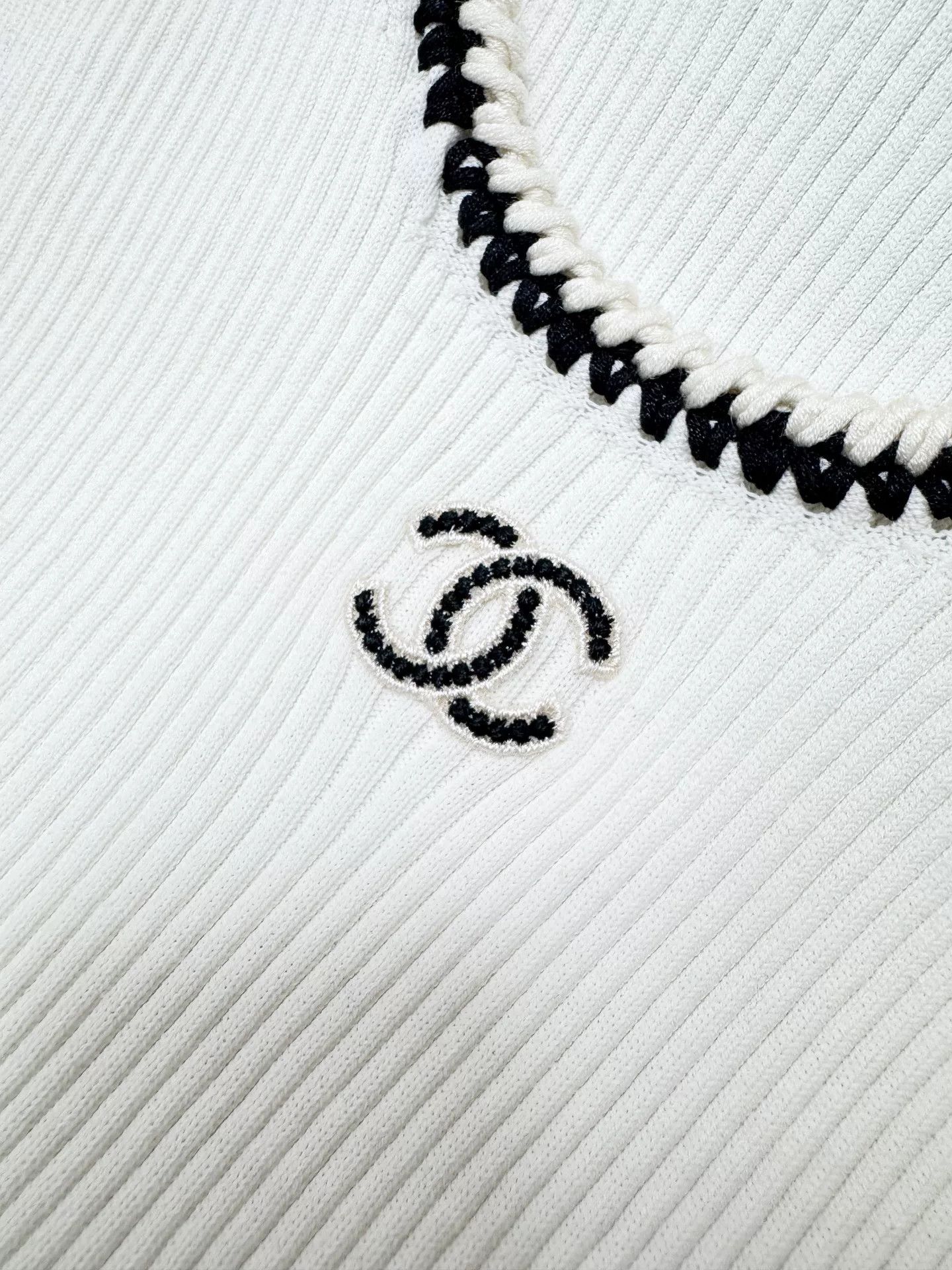 Chanel Chanel 22C White Black Trim Knit Vest Size US L / EU 52-54 / 3 - 3 Thumbnail