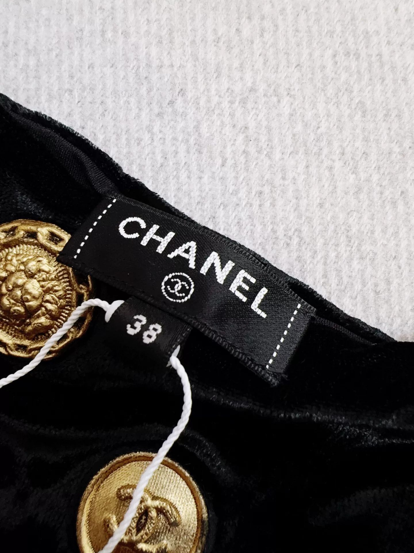 Chanel black velvet sleeveless top with gold embellishments Size US M / EU 48-50 / 2 - 6 Thumbnail