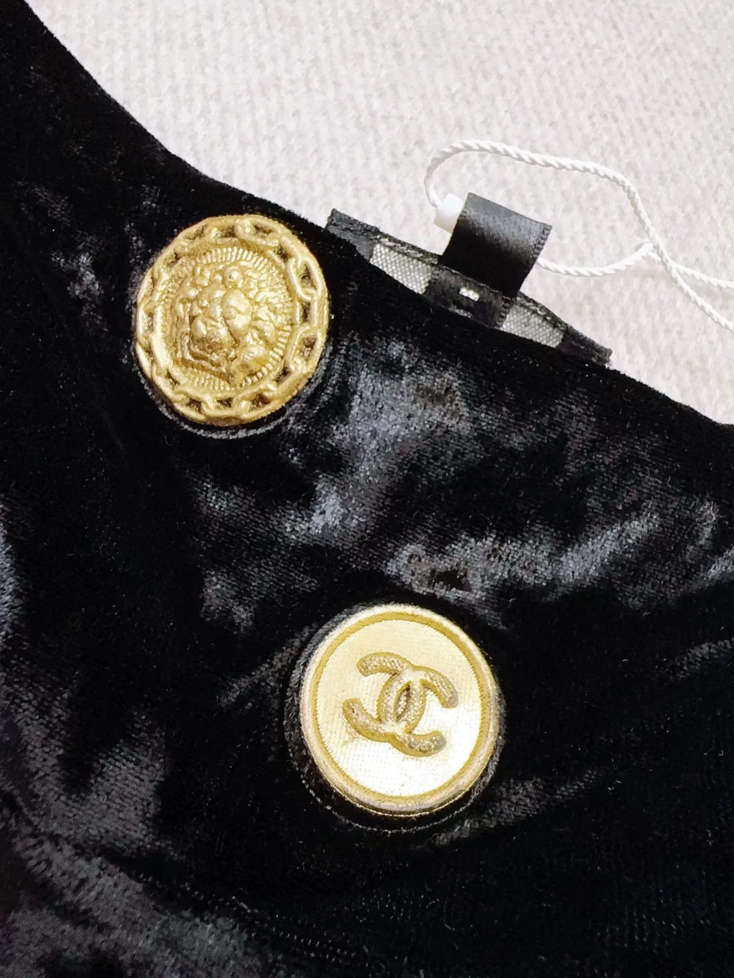 Chanel black velvet sleeveless top with gold embellishments Size US M / EU 48-50 / 2 - 3 Thumbnail
