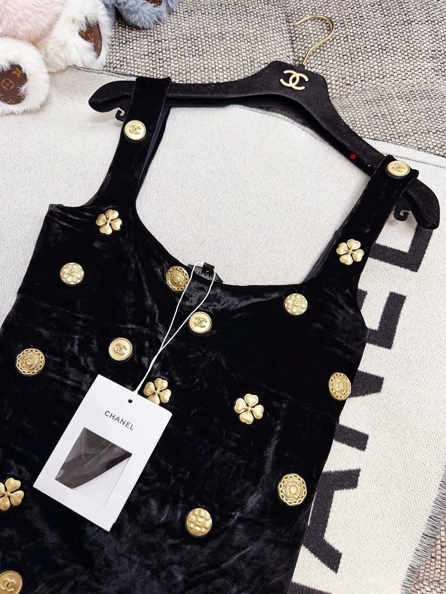 Chanel black velvet sleeveless top with gold embellishments Size US M / EU 48-50 / 2 - 4 Thumbnail