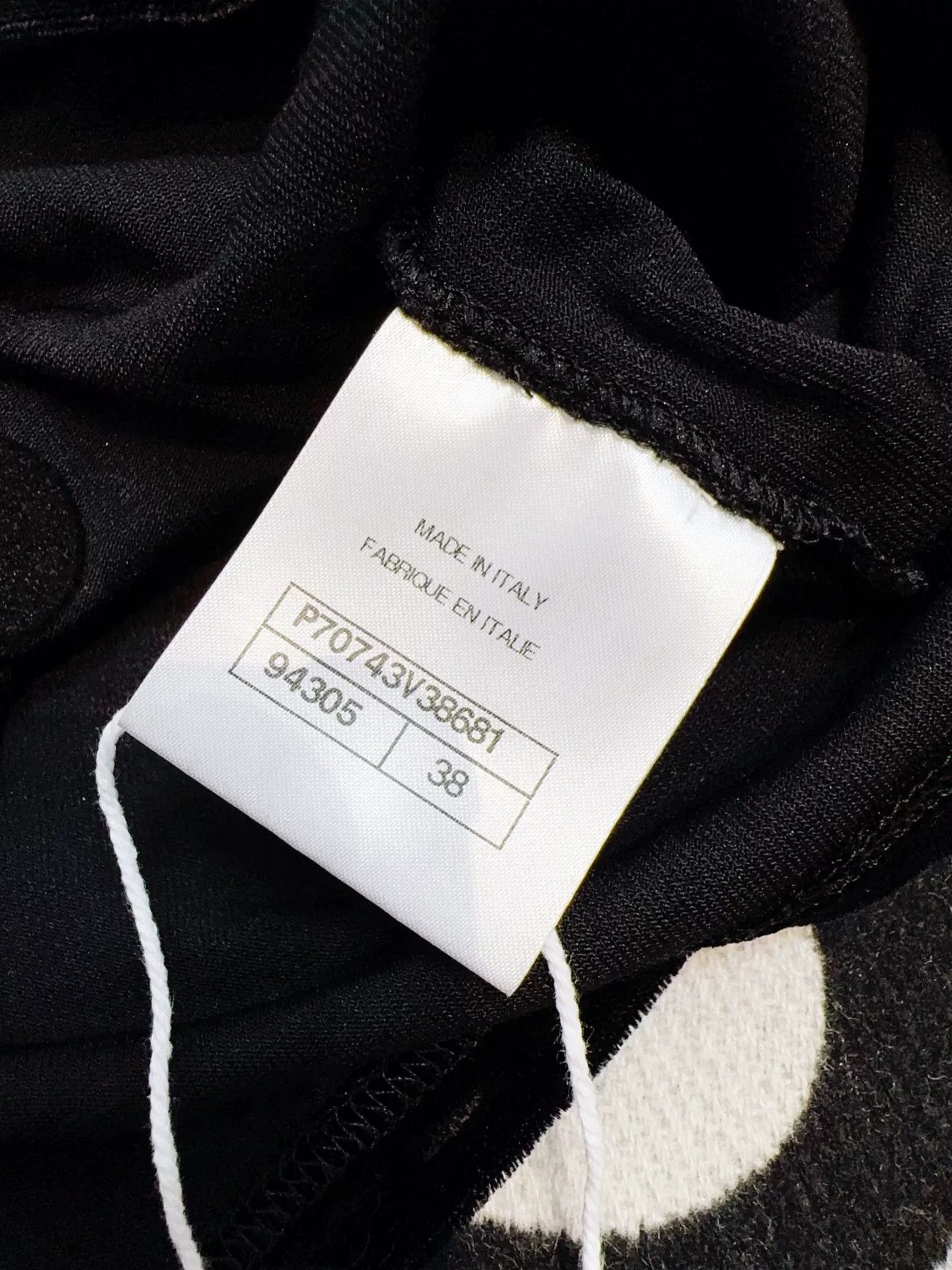 Chanel black velvet sleeveless top with gold embellishments Size US M / EU 48-50 / 2 - 5 Thumbnail