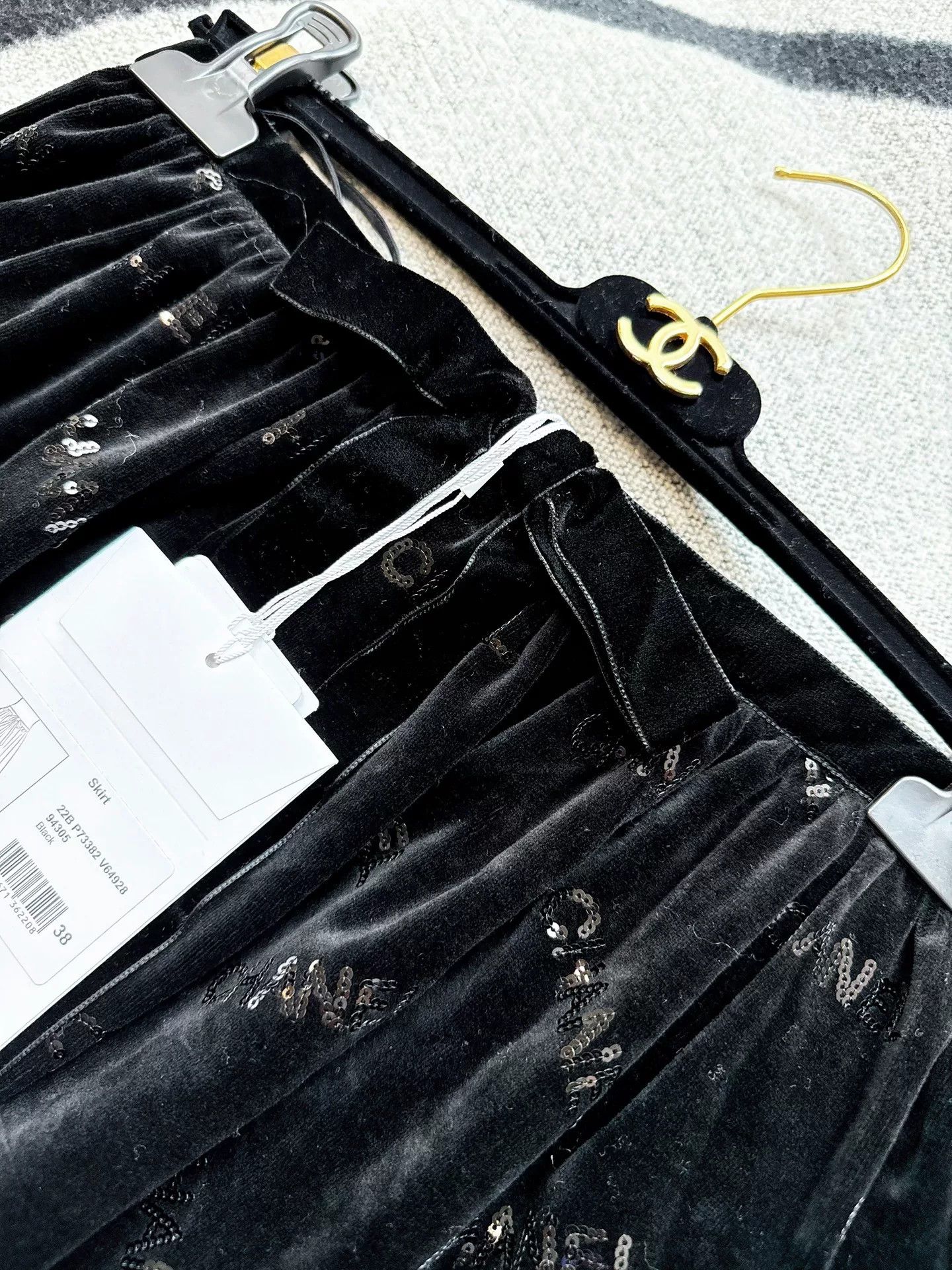 Chanel Chanel Velvet Sequin Skirt, Jennie Version Size 28" / US 6 / IT 42 - 2 Thumbnail