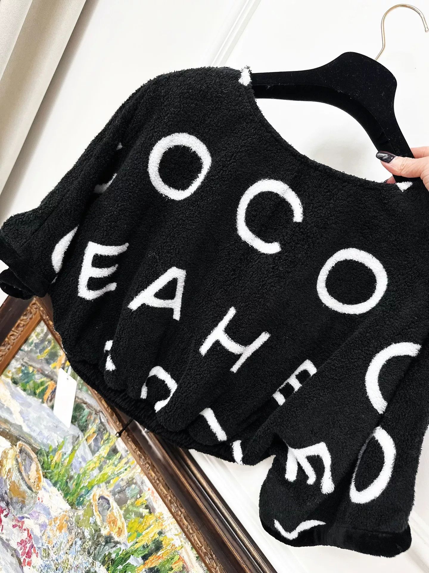 Chanel black and white logo cropped sweatshirt Size US M / EU 48-50 / 2 - 3 Thumbnail