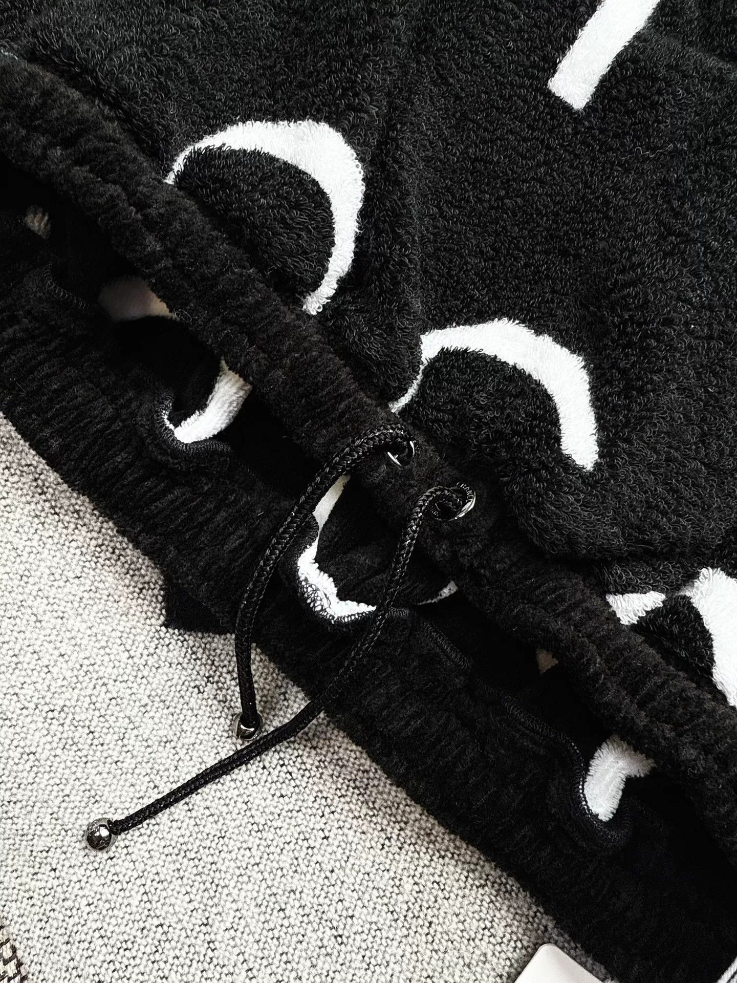 Chanel black and white logo cropped sweatshirt Size US M / EU 48-50 / 2 - 4 Thumbnail
