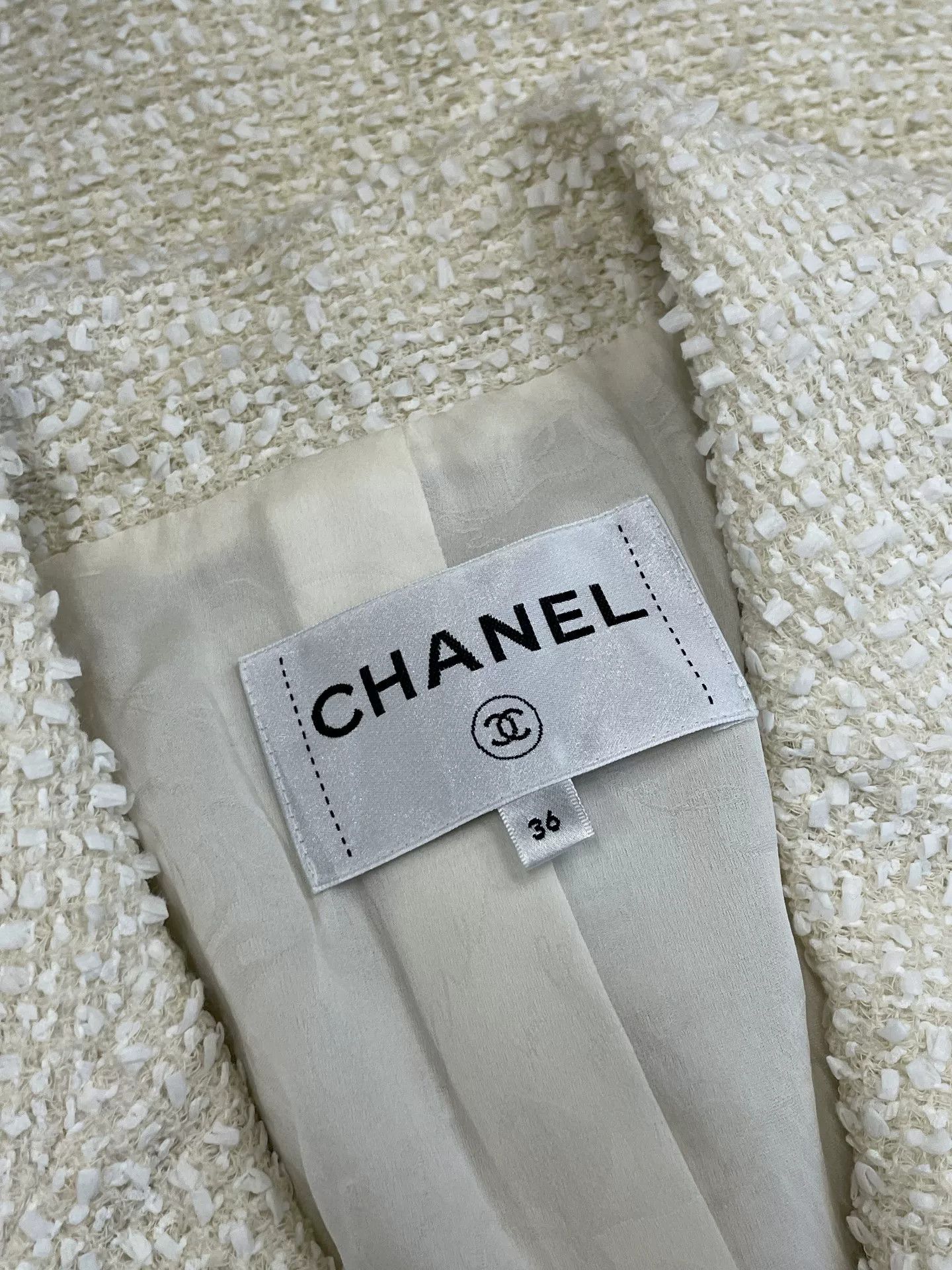 Chanel Chanel Cruise White Pearl Button Blazer Size US S / EU 44-46 / 1 - 4 Thumbnail