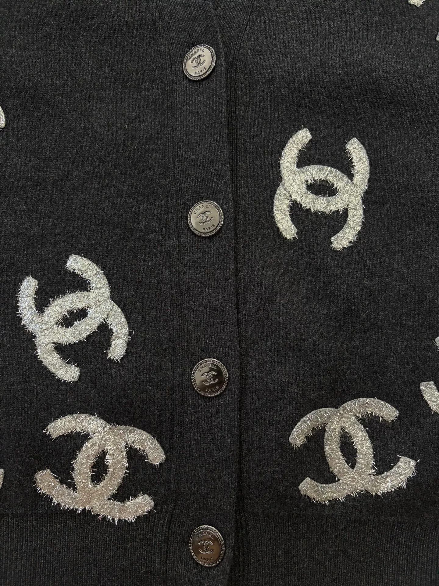 Chanel Chanel 22A Logo Silver Thread Cardigan Size 38 Size US M / EU 48-50 / 2 - 3 Thumbnail
