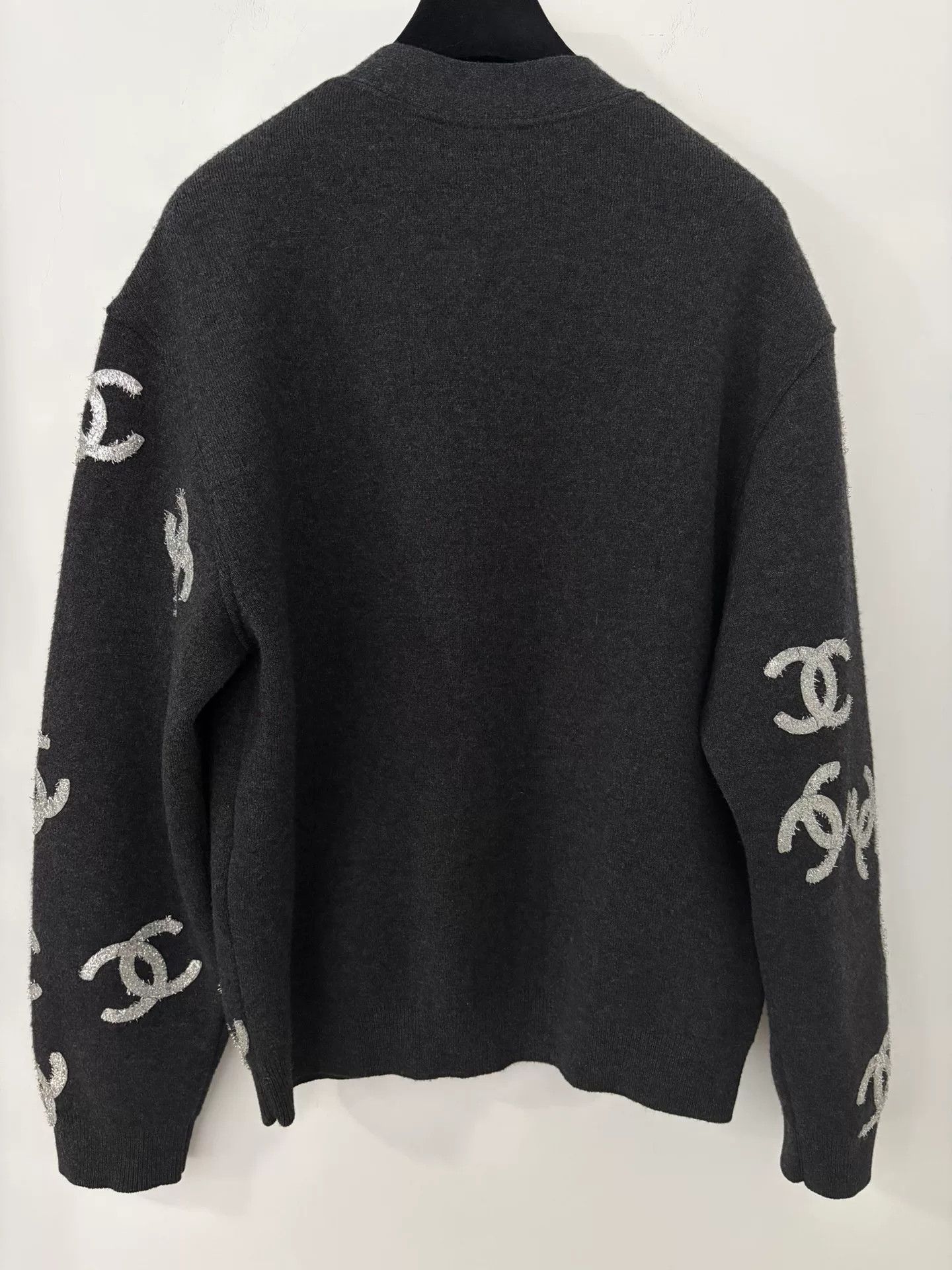 Chanel Chanel 22A Logo Silver Thread Cardigan Size 38 Size US M / EU 48-50 / 2 - 2 Thumbnail