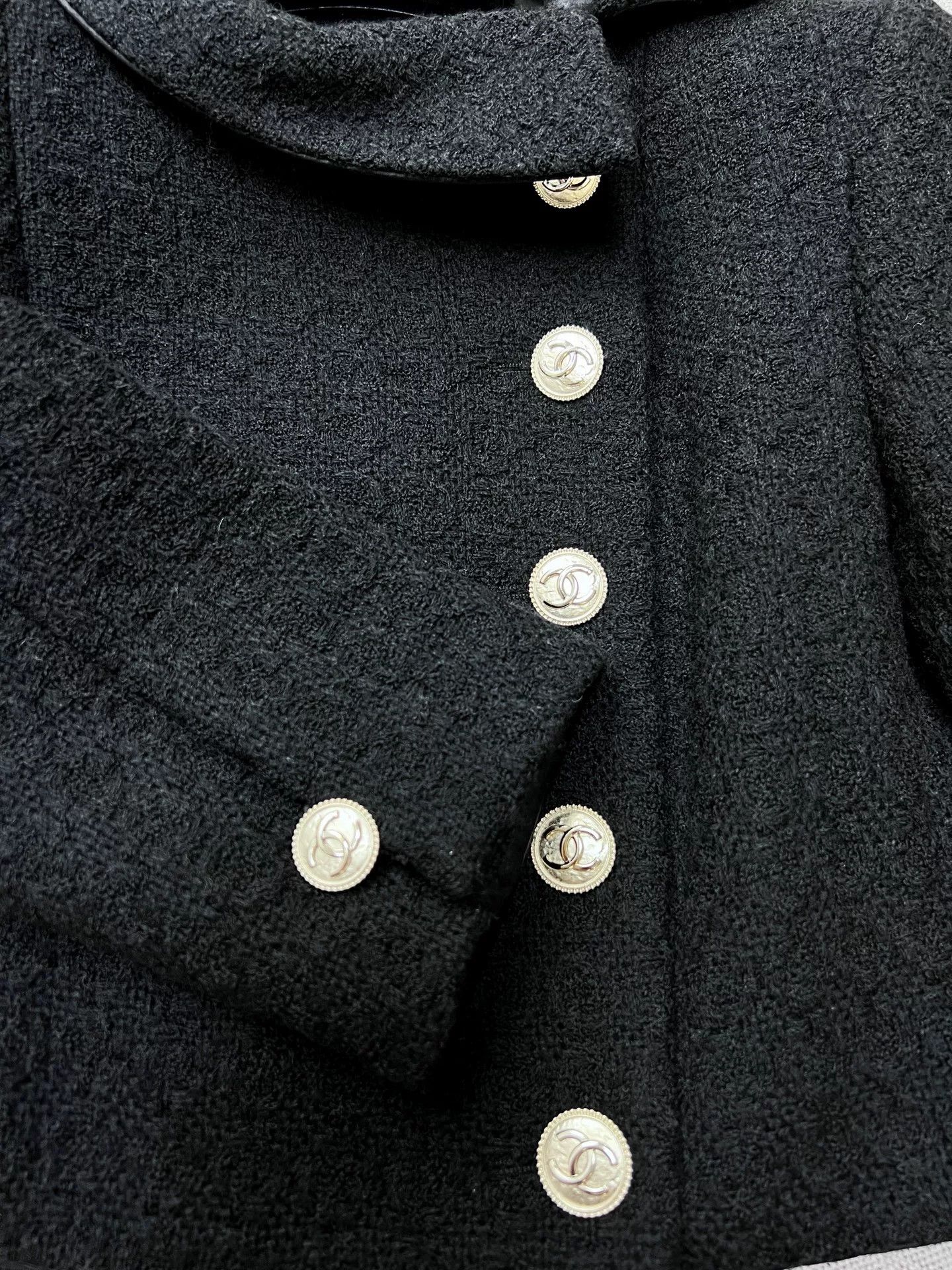 Chanel Chanel 20A Black Gold Short Jacket Size US S / EU 44-46 / 1 - 4 Thumbnail