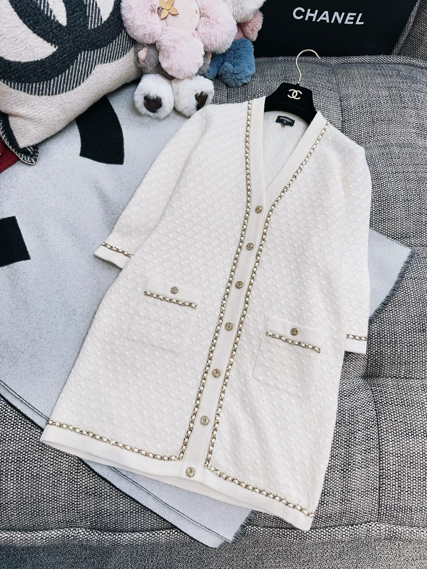 Chanel chanel cream cashmere knitted dress coat Size US S / EU 44-46 / 1 - 7 Thumbnail