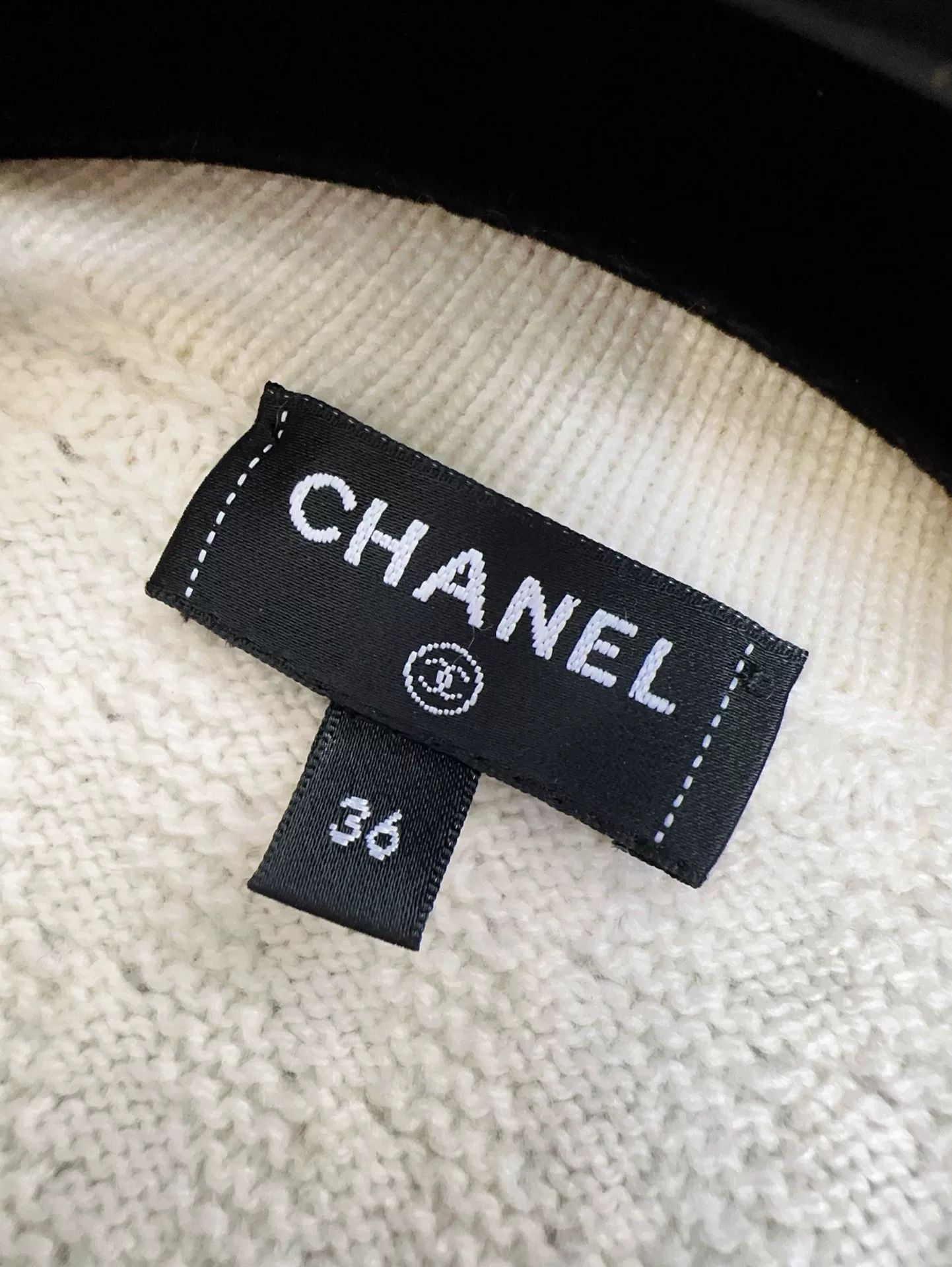 Chanel chanel cream cashmere knitted dress coat Size US S / EU 44-46 / 1 - 5 Thumbnail