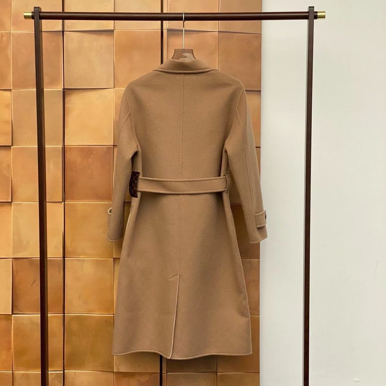 Louis Vuitton Louis Vuitton Beige Monogram Long Coat Size US M / EU 48-50 / 2 - 2 Thumbnail