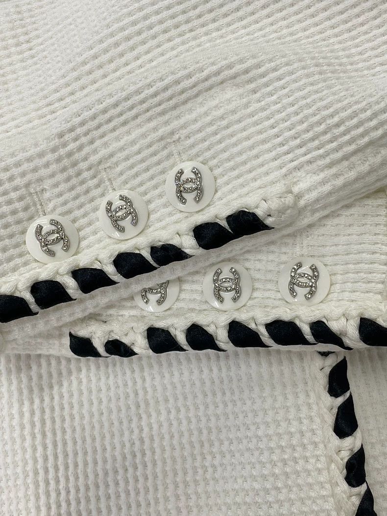 Chanel Chanel White Diamond Buckle Jacket Size US M / EU 48-50 / 2 - 2 Thumbnail