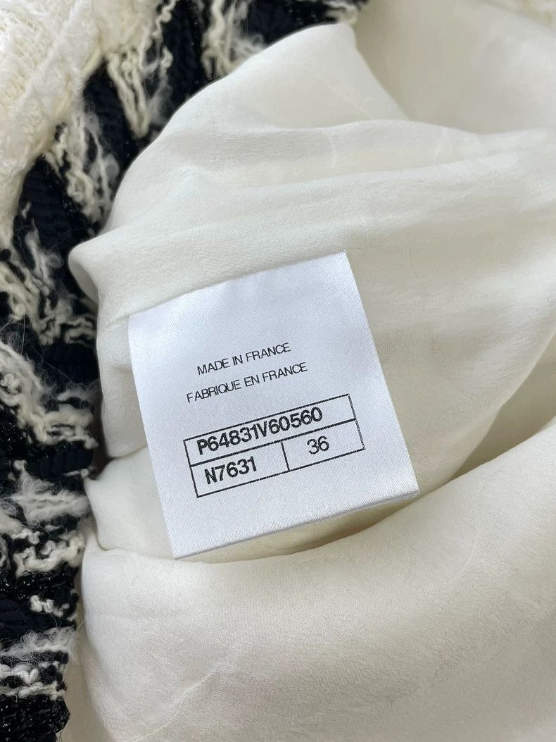Chanel Chanel White Tweed Jacket with CC Buttons Size US S / EU 44-46 / 1 - 7 Thumbnail