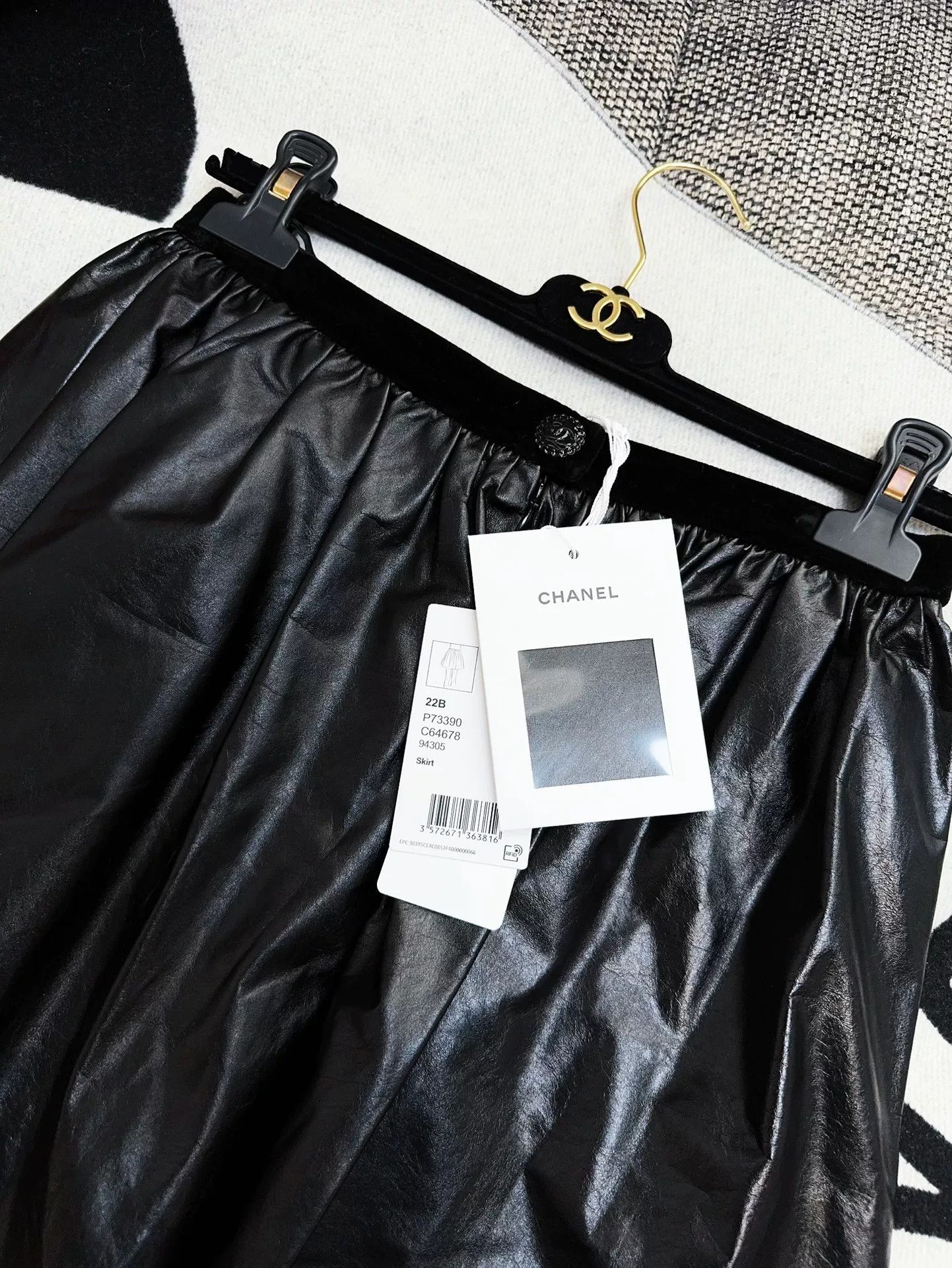 Chanel Chanel Black Leather Flare Skirt 22b Size US 36 / EU 52 - 3 Thumbnail