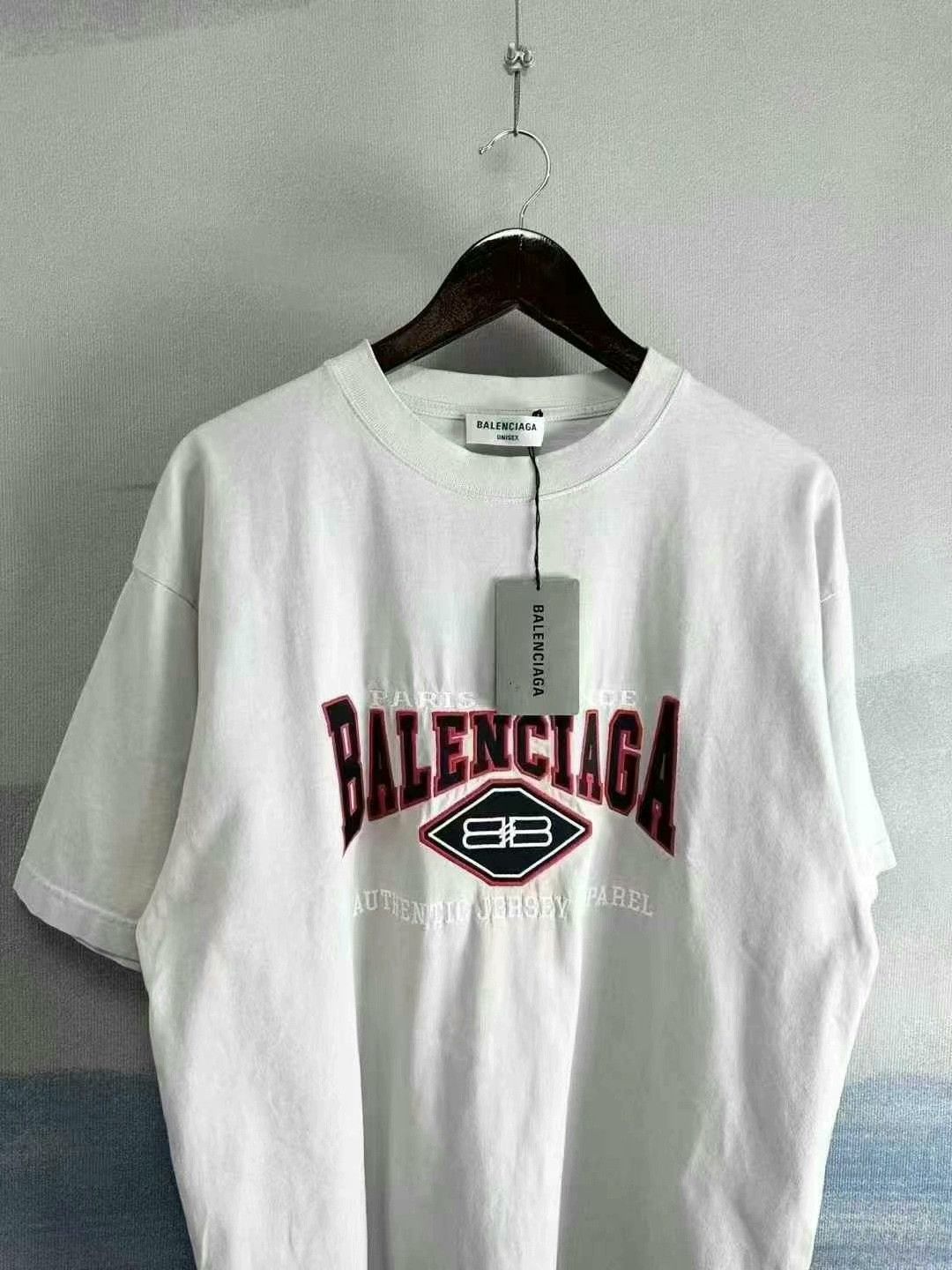 Balenciaga balenciaga gray batman embroidered short sleeve tee Size US M / EU 48-50 / 2 - 2 Thumbnail