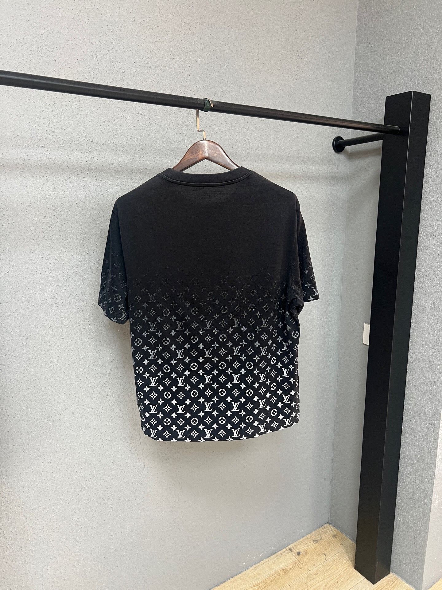 Louis Vuitton louis vuitton black and white gradient t-shirt Size US XL / EU 56 / 4 - 2 Thumbnail