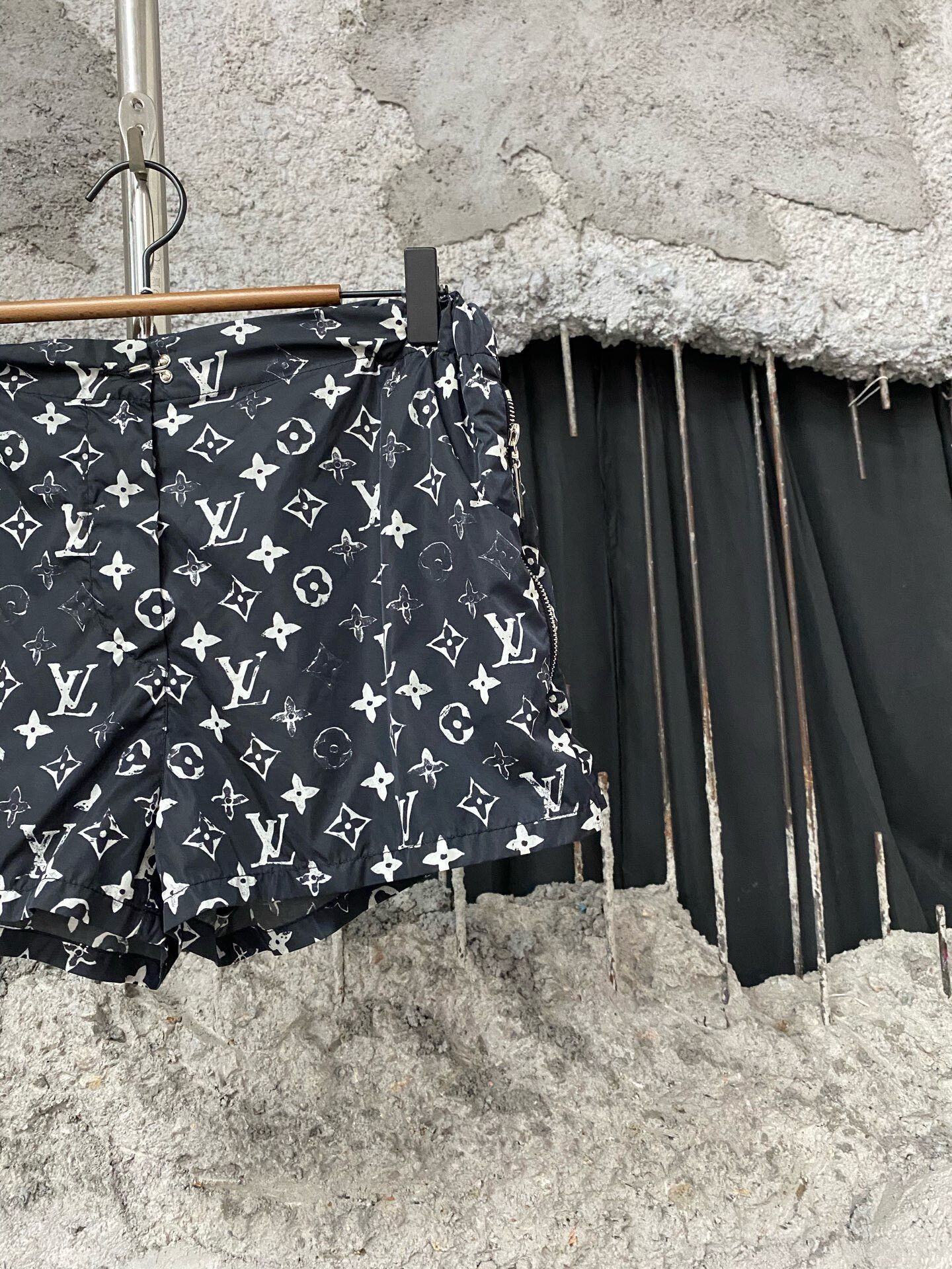 Louis Vuitton Louis Vuitton Monogram Print Shorts Size 38 Size 38" / US 16 / IT 52 - 4 Thumbnail