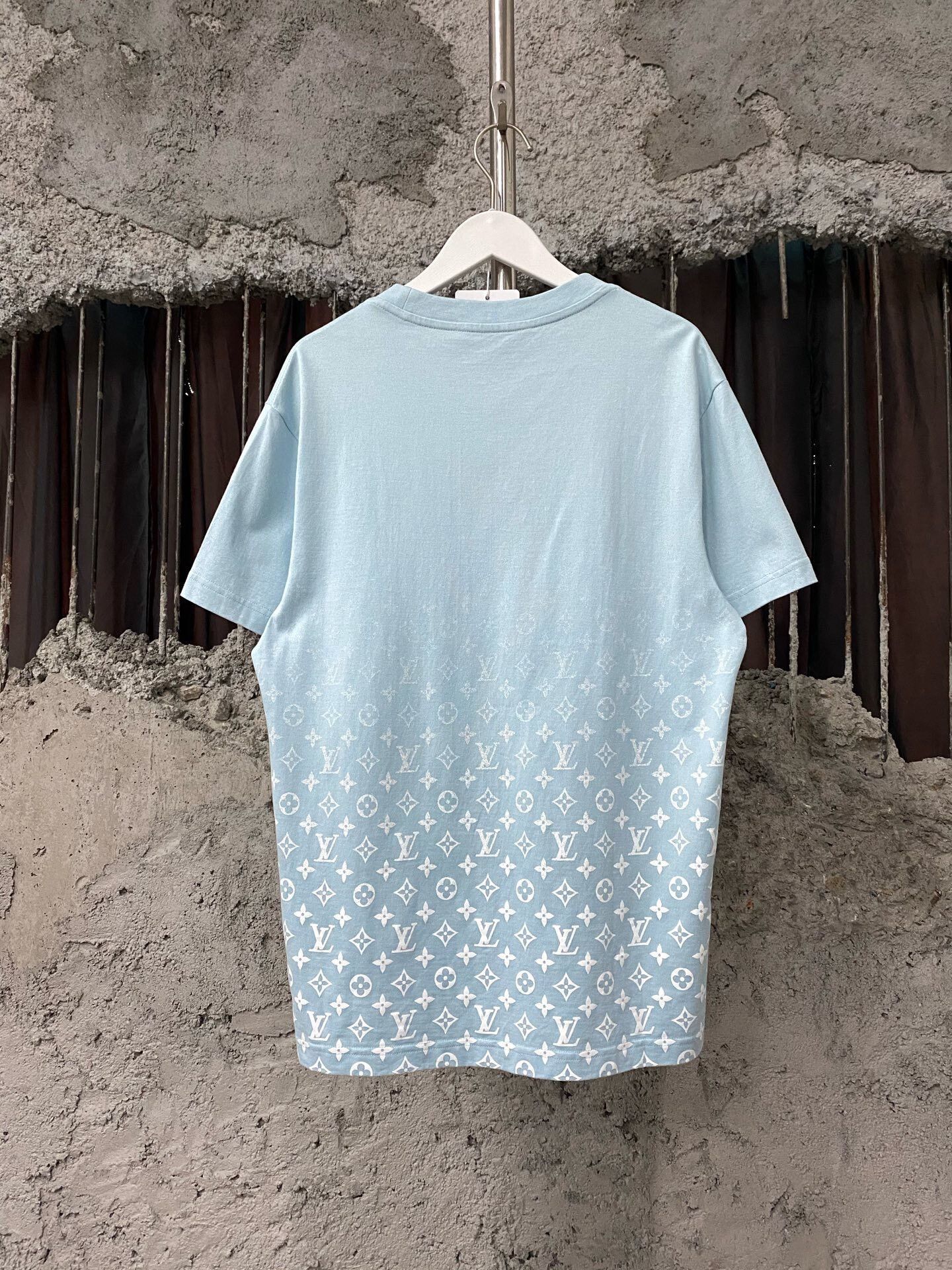 Louis Vuitton louis vuitton blue gradient short sleeve shirt Size S / US 4 / IT 40 - 2 Thumbnail
