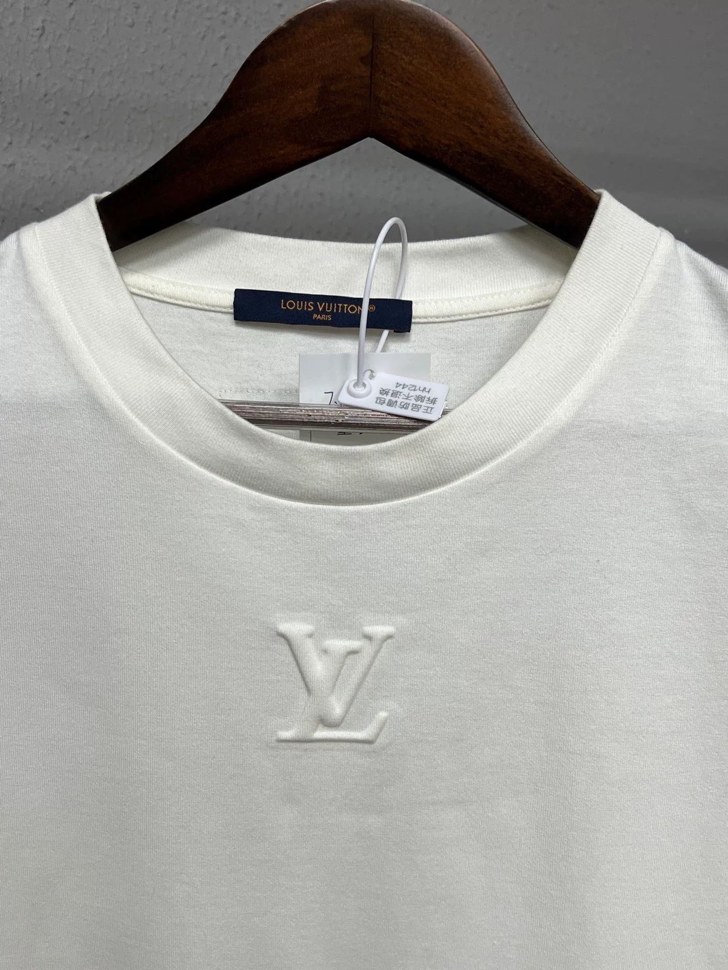 Louis Vuitton louis vuitton white embossed logo short sleeve Size US XL / EU 56 / 4 - 3 Thumbnail