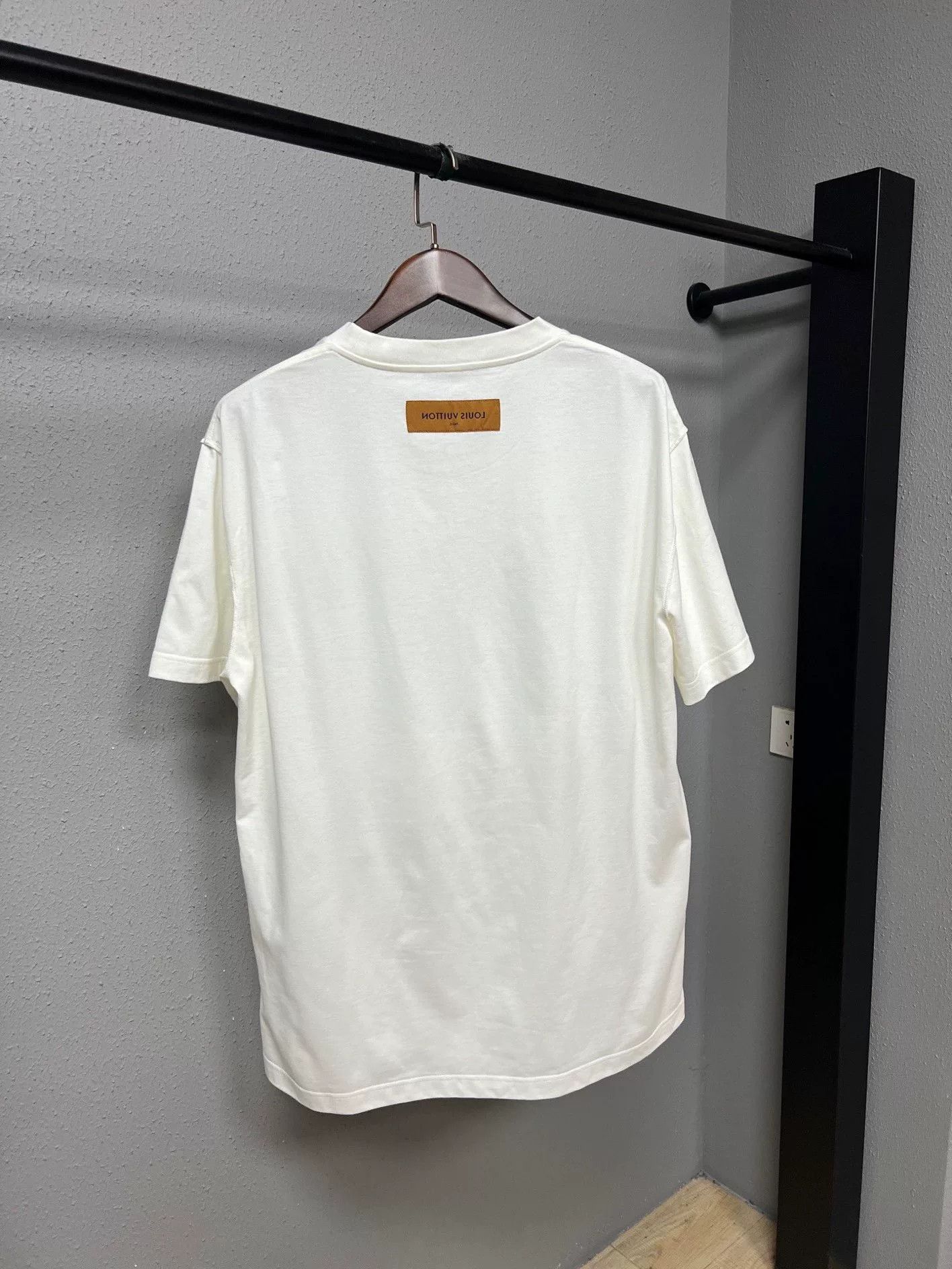 Louis Vuitton louis vuitton white embossed logo short sleeve Size US XL / EU 56 / 4 - 2 Thumbnail