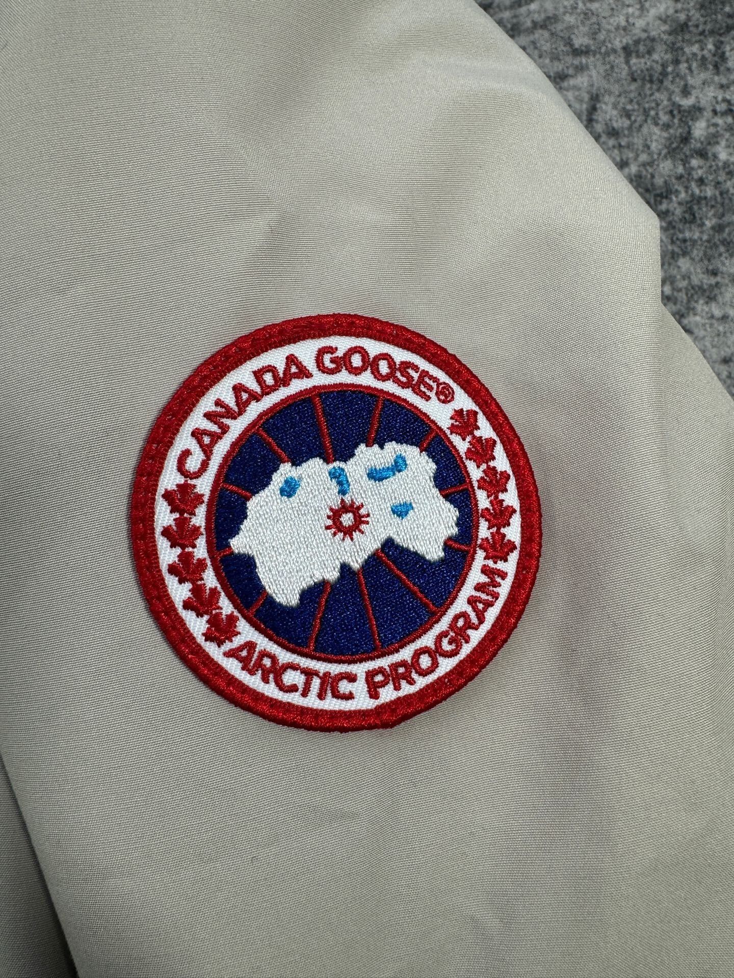Canada Goose canada goose gray puffer parka size m Size US M / EU 48-50 / 2 - 5 Thumbnail