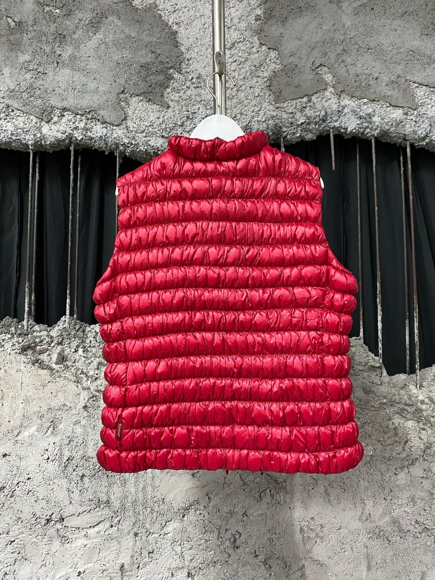Moncler red moncler down vest for layering Size US M / EU 48-50 / 2 - 2 Thumbnail