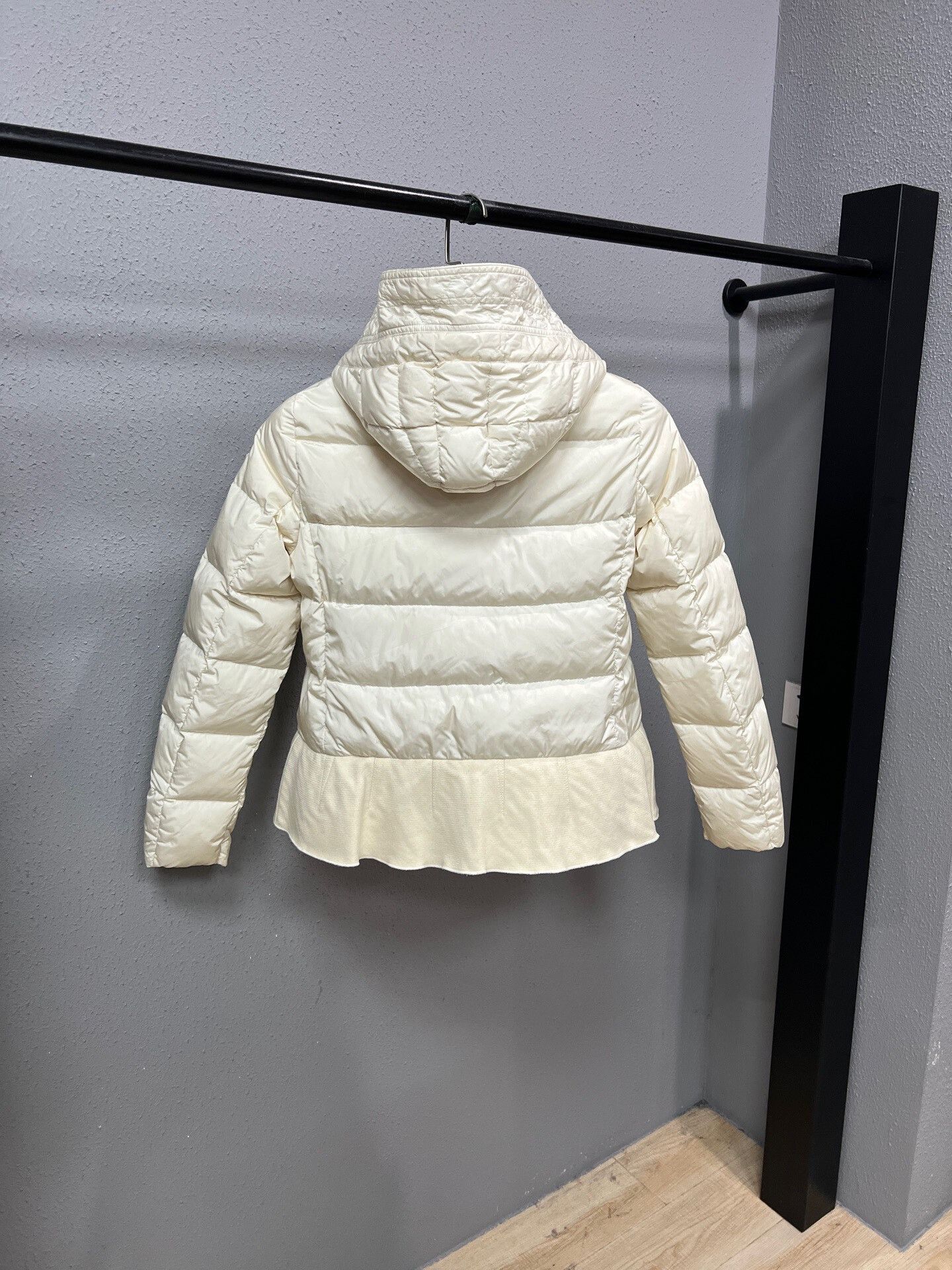 Moncler white ruffle hem down jacket Size XS / US 0-2 / IT 36-38 - 2 Thumbnail