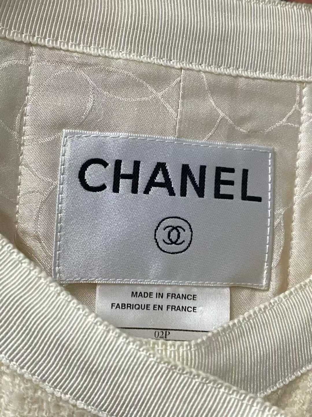 Chanel vintage chanel cream button-up coat Size M / US 6-8 / IT 42-44 - 5 Thumbnail