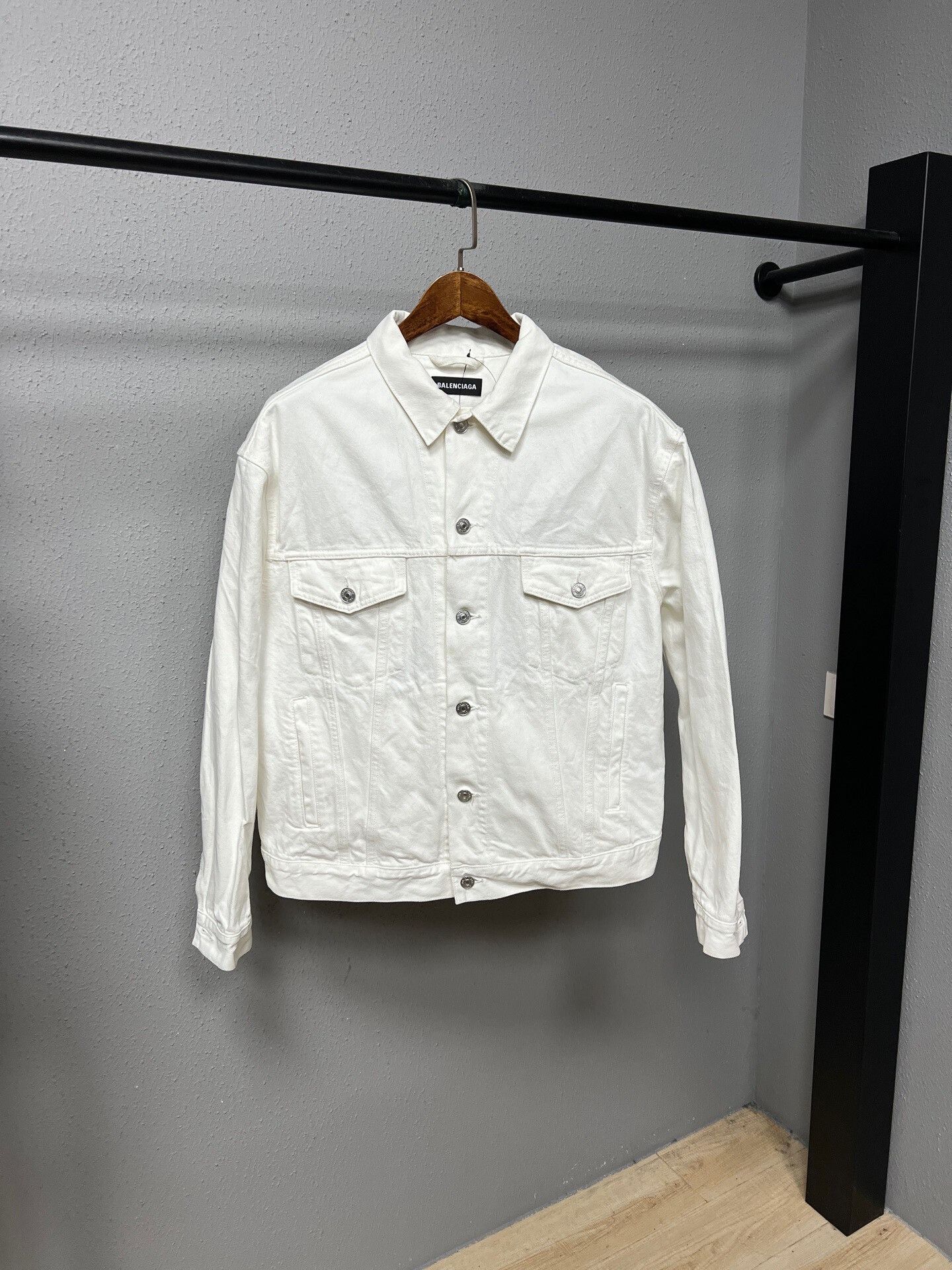 Balenciaga balenciaga white denim jacket size 44 Size US M / EU 48-50 / 2 - 2 Thumbnail